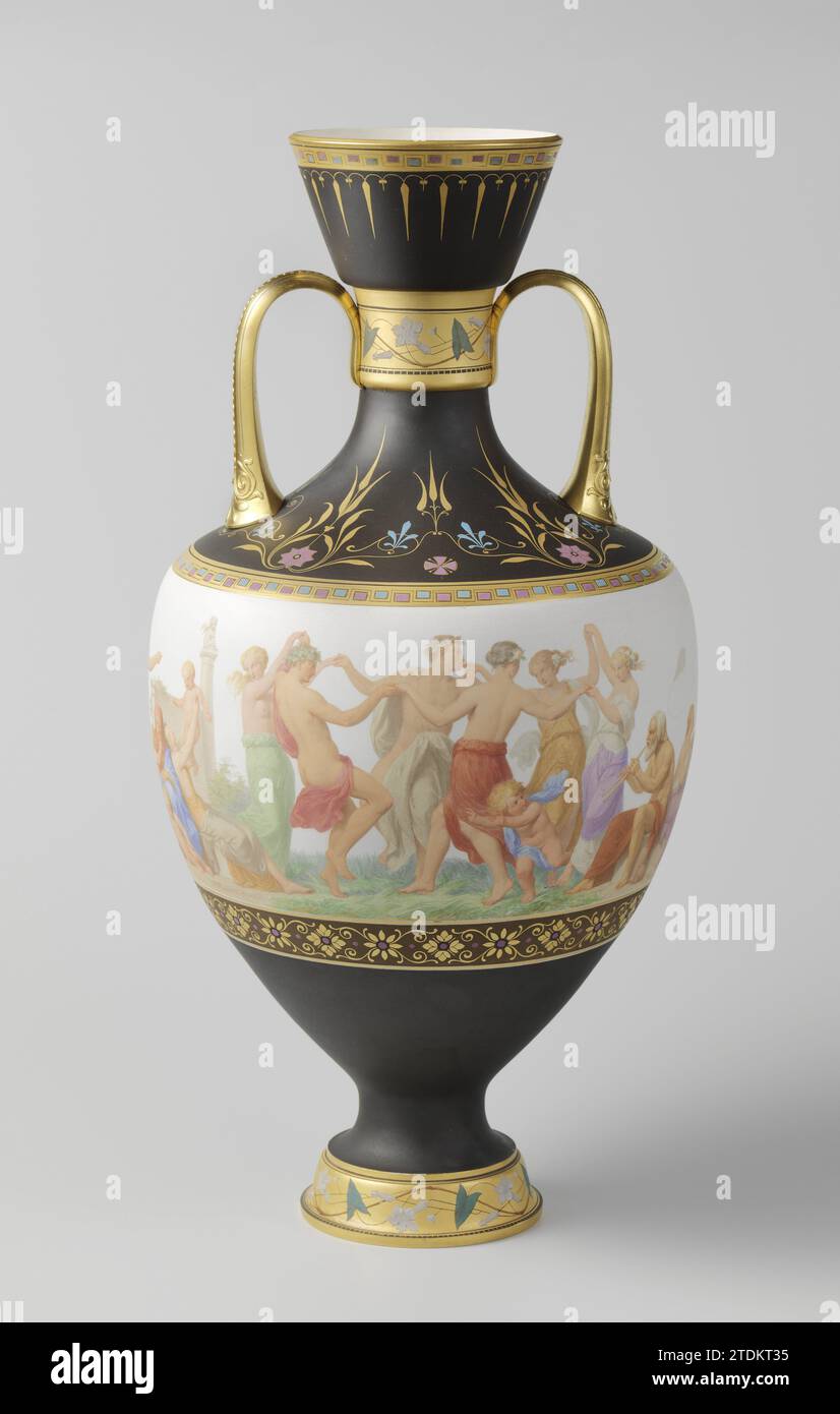 Vase (etruskische Vase von Neapel), kaiserliche Manufaktur von Sèvres, 1858 Amphorenförmige Vase aus vielfarbigem bemalten Keksporzellan. Die Vase hat zwei Ohren und steht auf einem Fuß. Die Vase hat einen schwarzen Schaft, in dem einige Aussparungen, darunter ein Frieser auf dem Bauch, angebracht sind. Auf Friesen werden Männer, Frauen und Kinder in Pastellfarben gemalt, tanzen, Drachen, trinken an einem Tisch und spielen mit Felsbrocken (?) Und Bikkels. Die Ohren sind mit Palmen im Relief verziert. Der Frieser ist signiert: P.M. Roussel und die Vase ist markiert. Sèvres Biscuit (Porzellan, Material). Bronze (Metall) vergoldete Amphorenförmige Vase aus Stockfoto