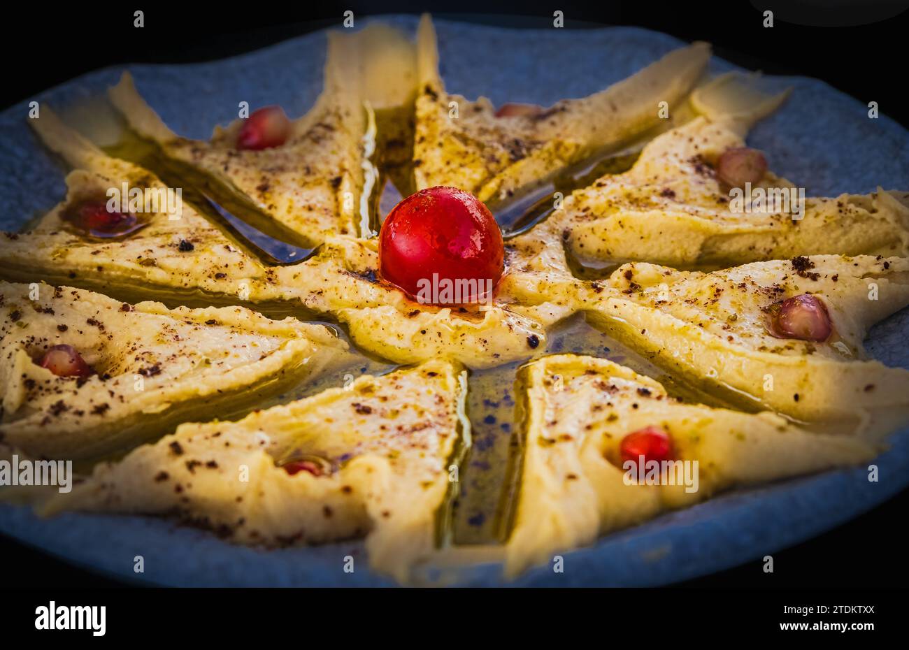 Schüssel Hummus. Klassischer Hummus mit Petersilie auf einem Teller. Traditioneller Hummus-Salat. Nahöstliche oder arabische Küche. Gerichte mit Kichererbsen, eine Vegetaria Stockfoto
