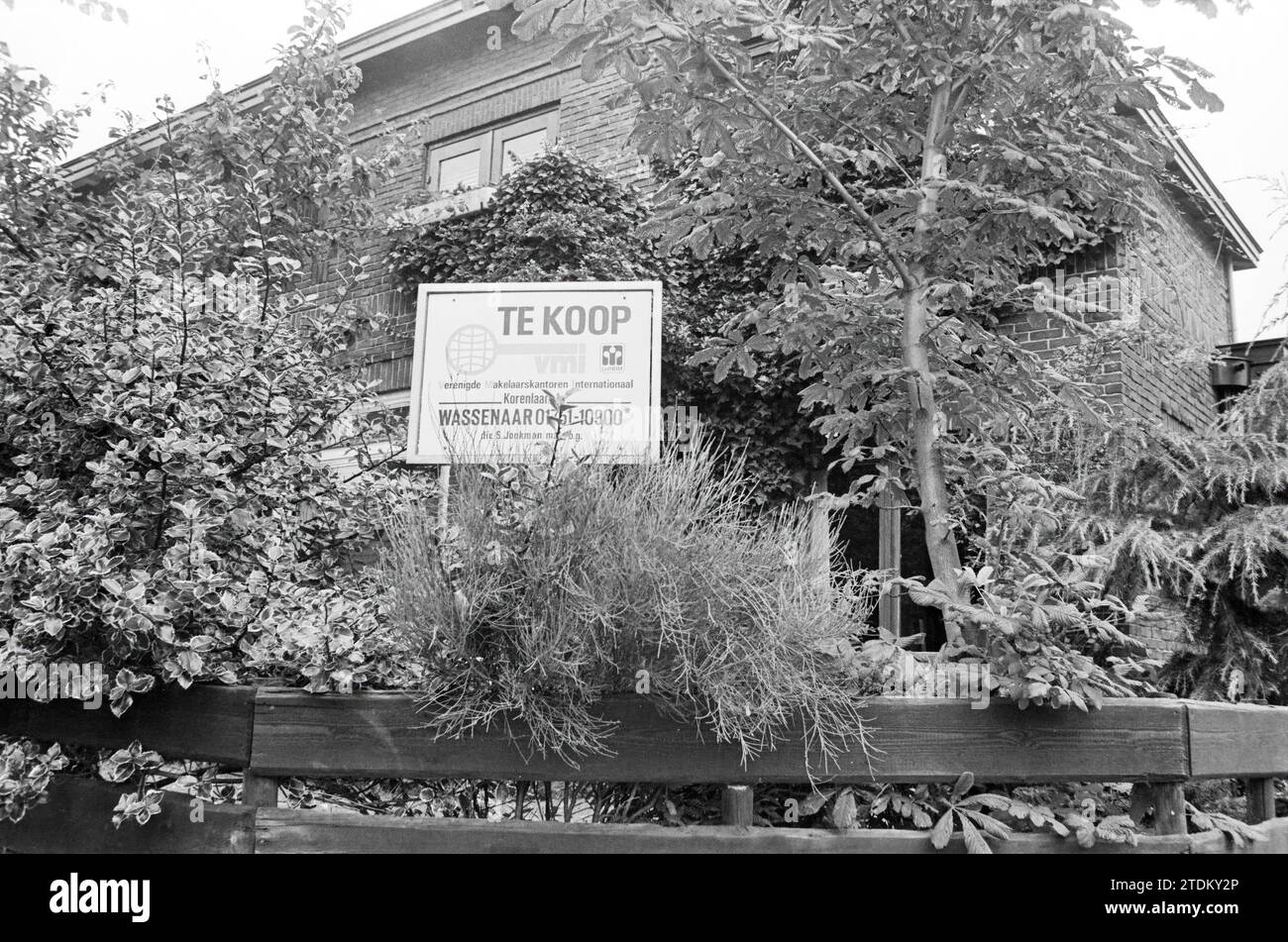 Garten „Haus zum Verkauf“, zum Verkauf, 14.09.1982, Whizgle News aus der Vergangenheit, maßgeschneidert für die Zukunft. Erkunden Sie historische Geschichten, das Image der niederländischen Agentur aus einer modernen Perspektive, die die Lücke zwischen den Ereignissen von gestern und den Erkenntnissen von morgen überbrückt. Eine zeitlose Reise, die die Geschichten prägt, die unsere Zukunft prägen Stockfoto