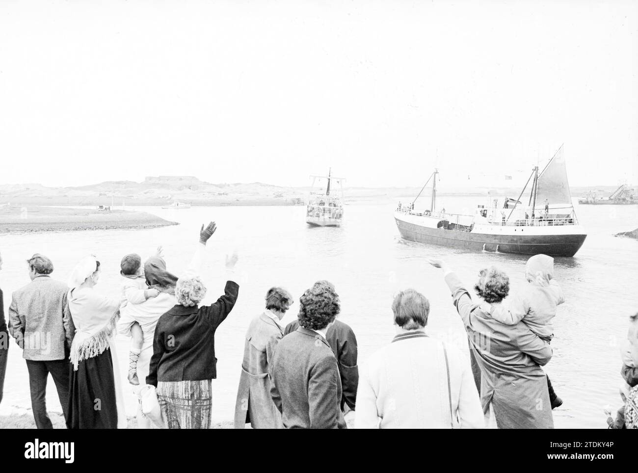 Abflug Fishing Fleet, IJmuiden, Schiffe, 22-05-1967, Whizgle News from the Past, maßgeschneidert für die Zukunft. Erkunden Sie historische Geschichten, das Image der niederländischen Agentur aus einer modernen Perspektive, die die Lücke zwischen den Ereignissen von gestern und den Erkenntnissen von morgen überbrückt. Eine zeitlose Reise, die die Geschichten prägt, die unsere Zukunft prägen Stockfoto