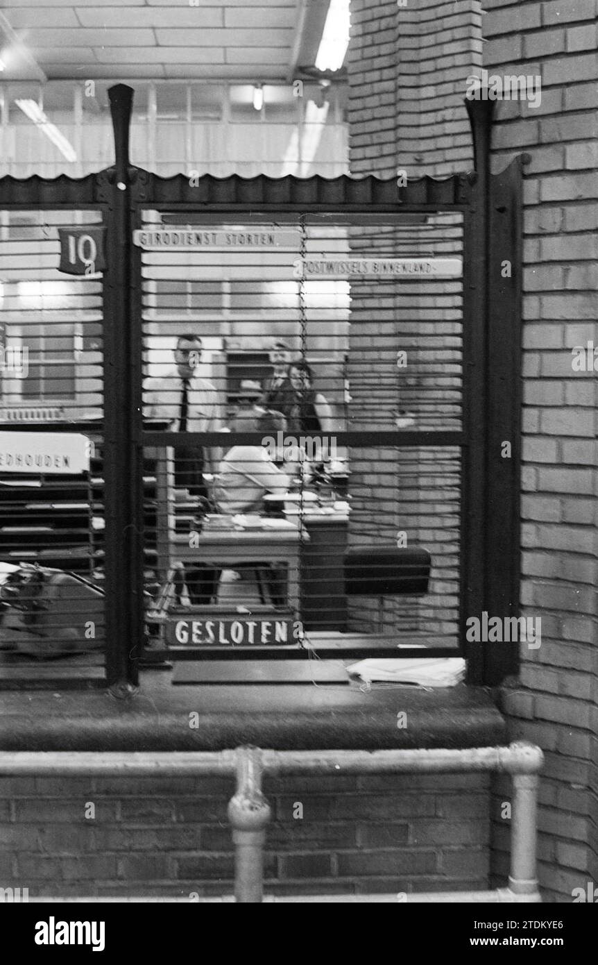 Postschalter, PTT, Postdienste, Stadtpost, 05-11-1970, Whizgle News aus der Vergangenheit, zugeschnitten auf die Zukunft. Erkunden Sie historische Geschichten, das Image der niederländischen Agentur aus einer modernen Perspektive, die die Lücke zwischen den Ereignissen von gestern und den Erkenntnissen von morgen überbrückt. Eine zeitlose Reise, die die Geschichten prägt, die unsere Zukunft prägen Stockfoto