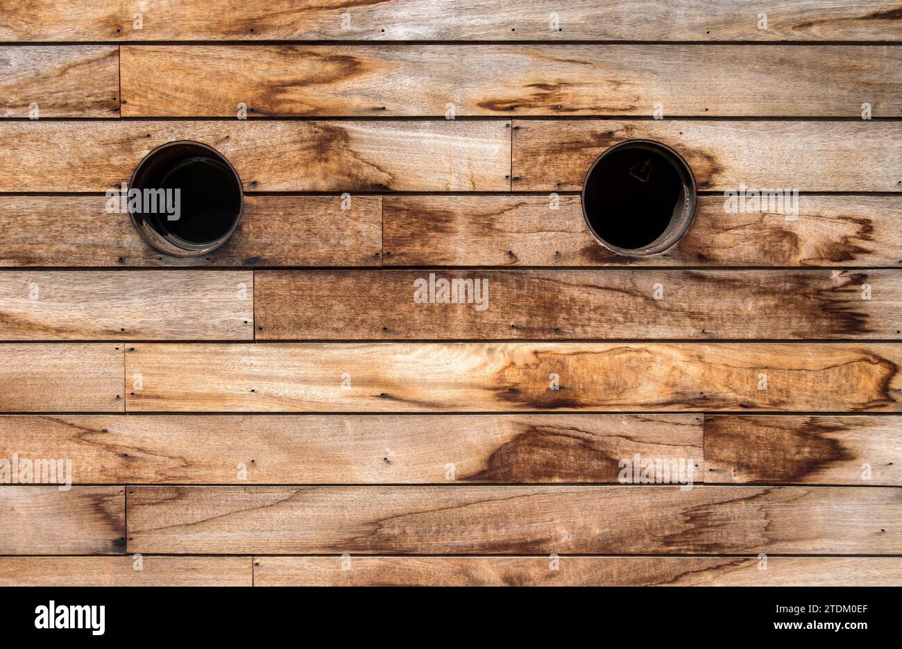Braune Holzwandstruktur mit Bullaugen. Rustikaler Hintergrund im Vintage-Stil Stockfoto