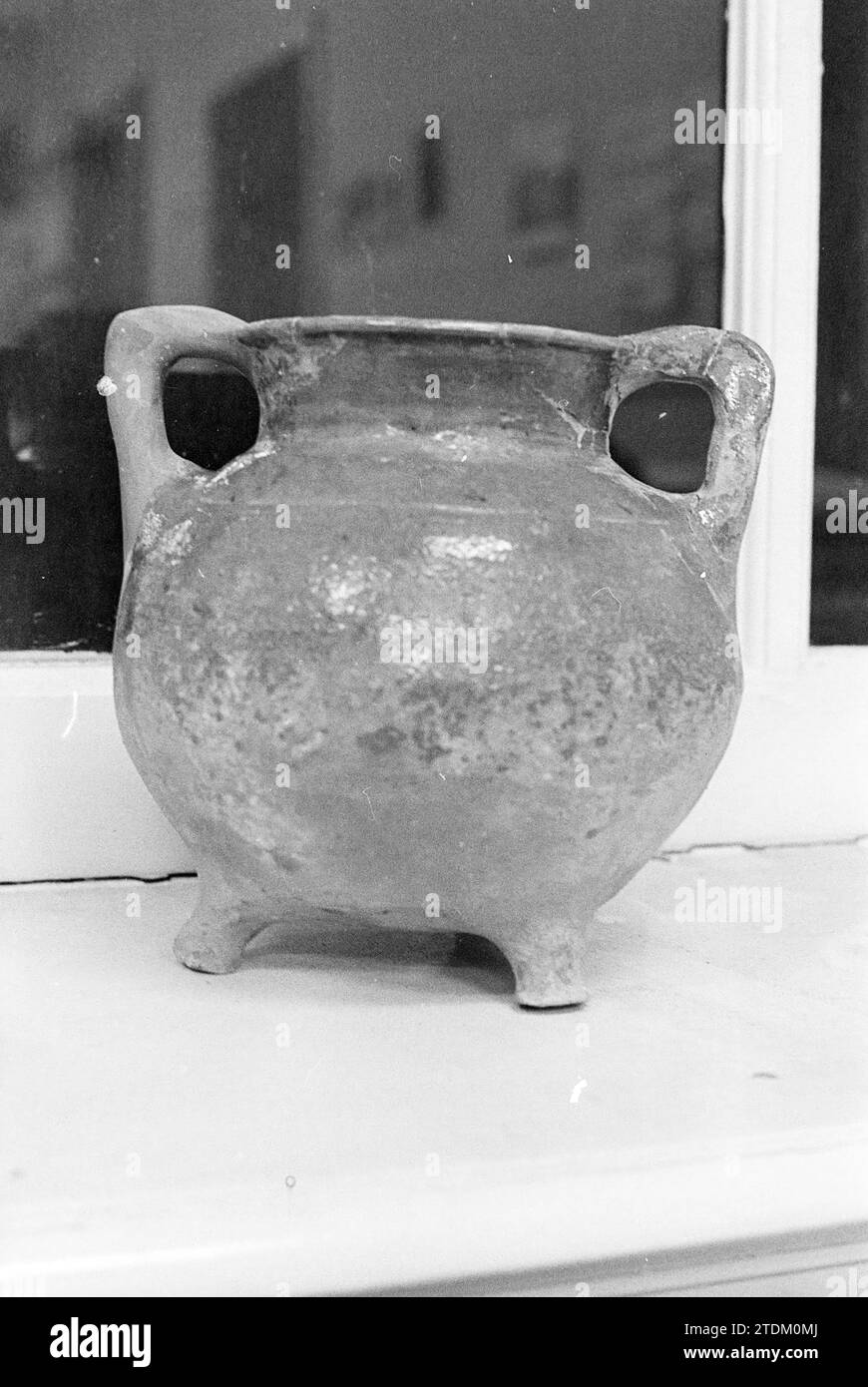 Antike Vase (archäologischer Fund?), 00-00-1972, Whizgle News from the Past, zugeschnitten auf die Zukunft. Erkunden Sie historische Geschichten, das Image der niederländischen Agentur aus einer modernen Perspektive, die die Lücke zwischen den Ereignissen von gestern und den Erkenntnissen von morgen überbrückt. Eine zeitlose Reise, die die Geschichten prägt, die unsere Zukunft prägen Stockfoto