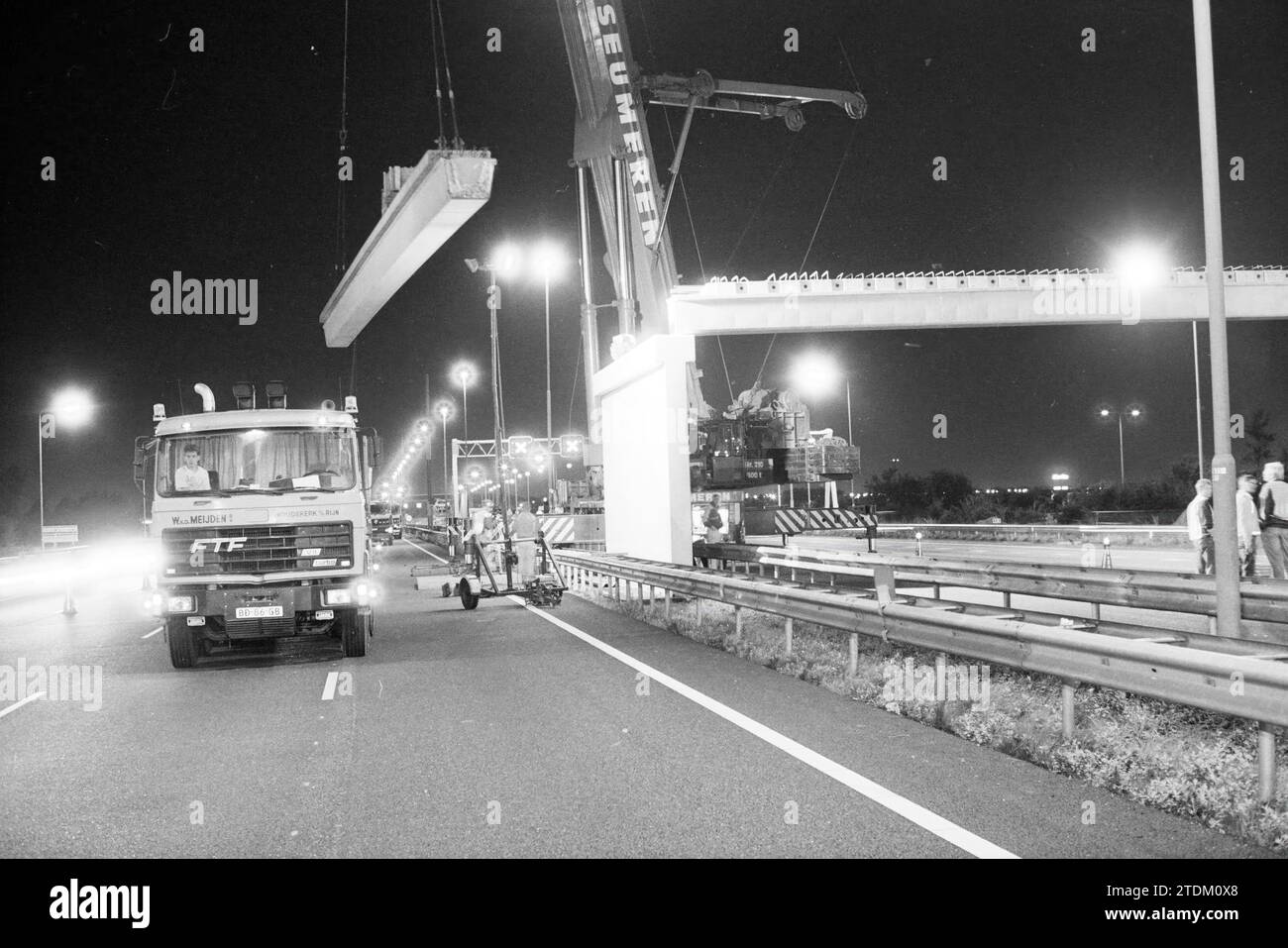 Bau der Brücke über die A4 in Schiphol, Brücken, Brückenbau, Schiphol, Rijksweg A4, 24-09-1989, Whizgle News aus der Vergangenheit, zugeschnitten auf die Zukunft. Erkunden Sie historische Geschichten, das Image der niederländischen Agentur aus einer modernen Perspektive, die die Lücke zwischen den Ereignissen von gestern und den Erkenntnissen von morgen überbrückt. Eine zeitlose Reise, die die Geschichten prägt, die unsere Zukunft prägen Stockfoto