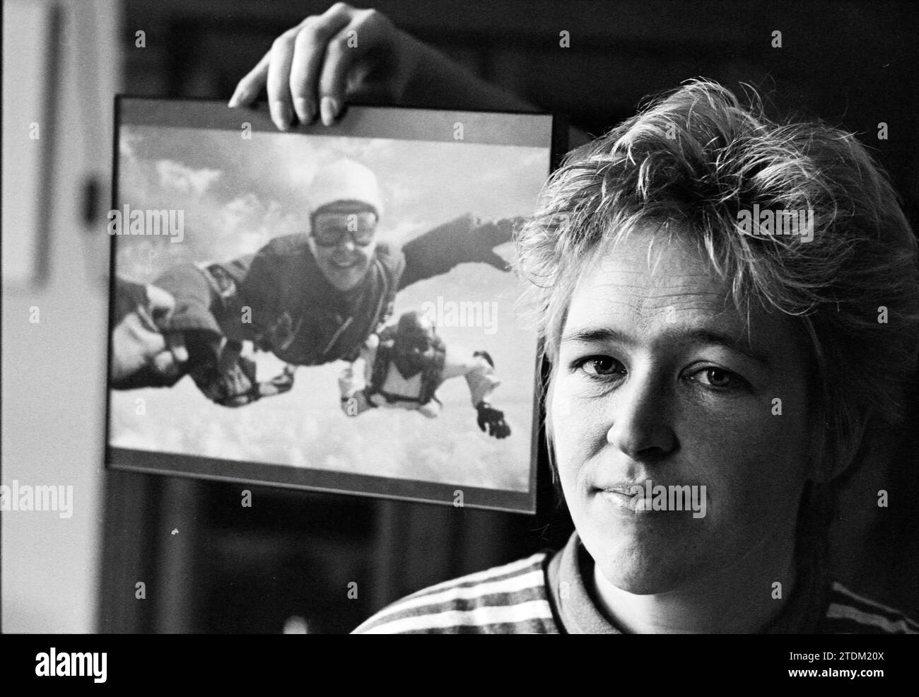 Mrs. Van Riesen, TV-Programm, 02-02-1995, Whizgle News aus der Vergangenheit, zugeschnitten auf die Zukunft. Erkunden Sie historische Geschichten, das Image der niederländischen Agentur aus einer modernen Perspektive, die die Lücke zwischen den Ereignissen von gestern und den Erkenntnissen von morgen überbrückt. Eine zeitlose Reise, die die Geschichten prägt, die unsere Zukunft prägen Stockfoto