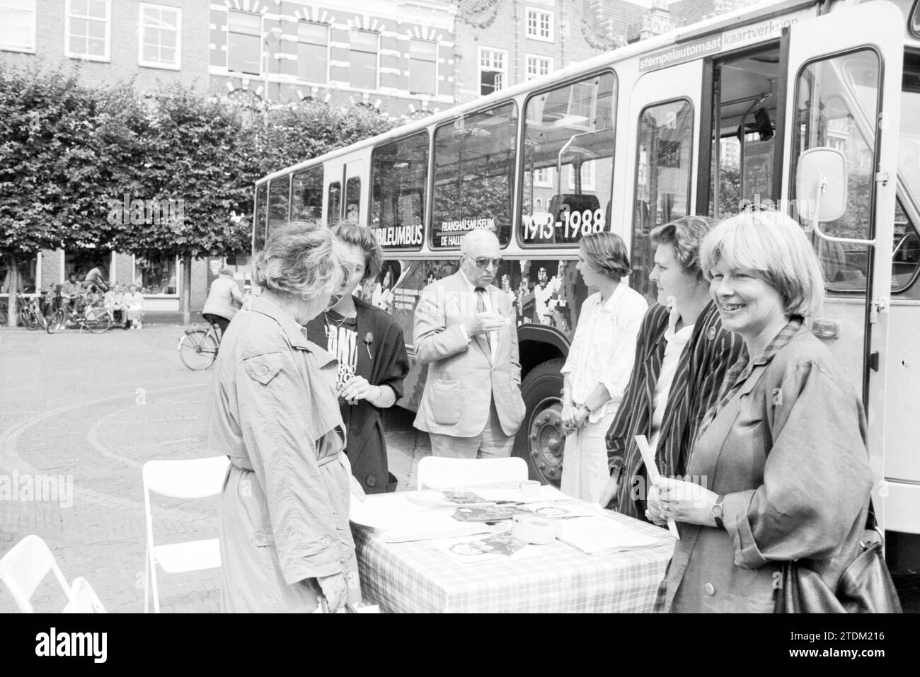 Museumsbus auf dem Grote Markt mit Personal, Bussen, Bustouren, Haarlem, Grote Markt, Niederlande, 12-08-1987, Whizgle News from the Past, maßgeschneidert für die Zukunft. Erkunden Sie historische Geschichten, das Image der niederländischen Agentur aus einer modernen Perspektive, die die Lücke zwischen den Ereignissen von gestern und den Erkenntnissen von morgen überbrückt. Eine zeitlose Reise, die die Geschichten prägt, die unsere Zukunft prägen Stockfoto