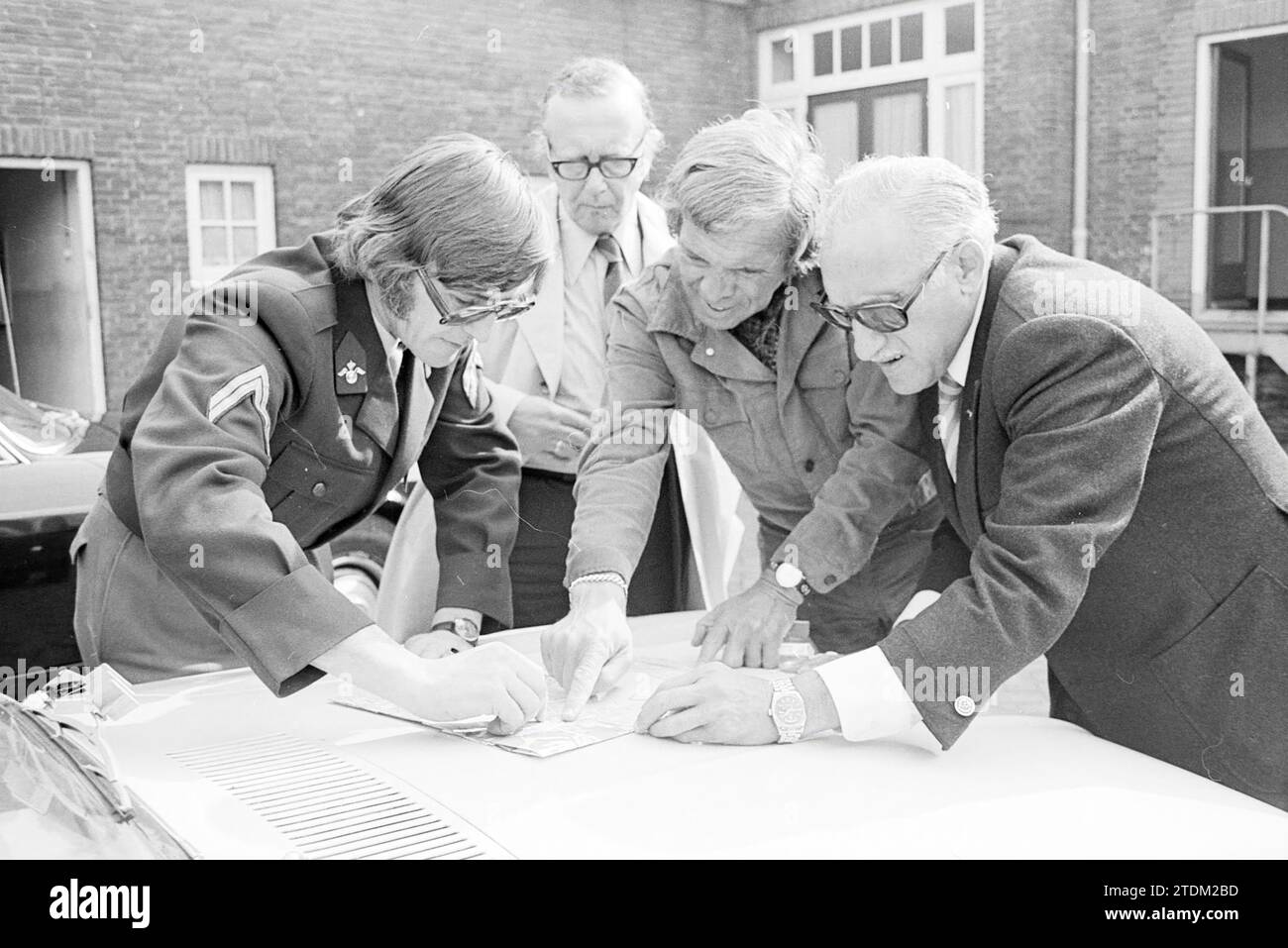 Max Tailleur mit Soldaten im Rahmen seiner alten Bekleidungskampagne „Give Max the bag“, 01-05-1974, Whizgle News from the Past, maßgeschneidert für die Zukunft. Erkunden Sie historische Geschichten, das Image der niederländischen Agentur aus einer modernen Perspektive, die die Lücke zwischen den Ereignissen von gestern und den Erkenntnissen von morgen überbrückt. Eine zeitlose Reise, die die Geschichten prägt, die unsere Zukunft prägen Stockfoto