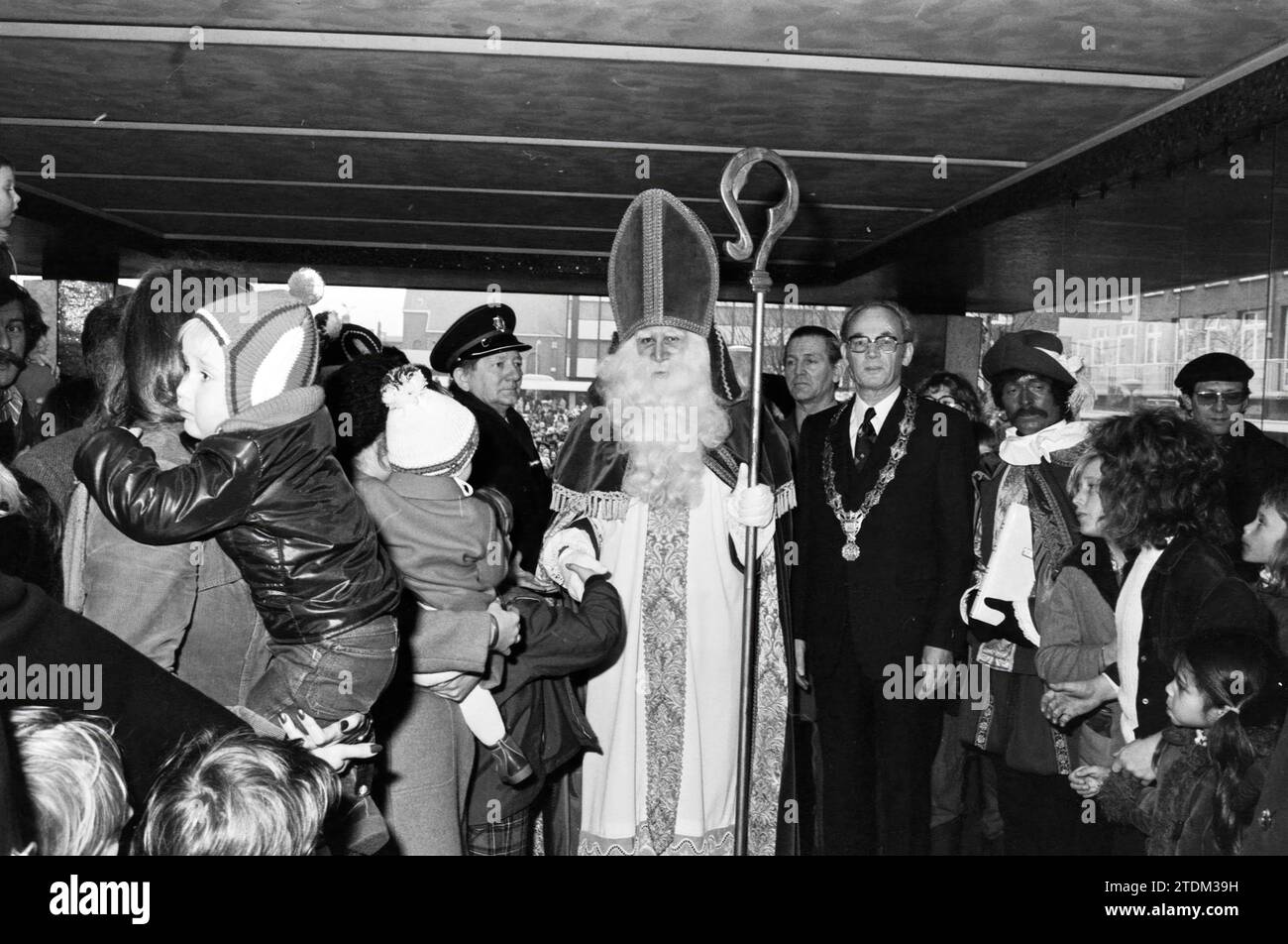 St. Nikolaus in IJmuiden - Heemskerk - Velsen-Noord, St. Nicholas, Sinterklaas, 23. 11. 1974, Whizgle News aus der Vergangenheit, zugeschnitten auf die Zukunft. Erkunden Sie historische Geschichten, das Image der niederländischen Agentur aus einer modernen Perspektive, die die Lücke zwischen den Ereignissen von gestern und den Erkenntnissen von morgen überbrückt. Eine zeitlose Reise, die die Geschichten prägt, die unsere Zukunft prägen Stockfoto