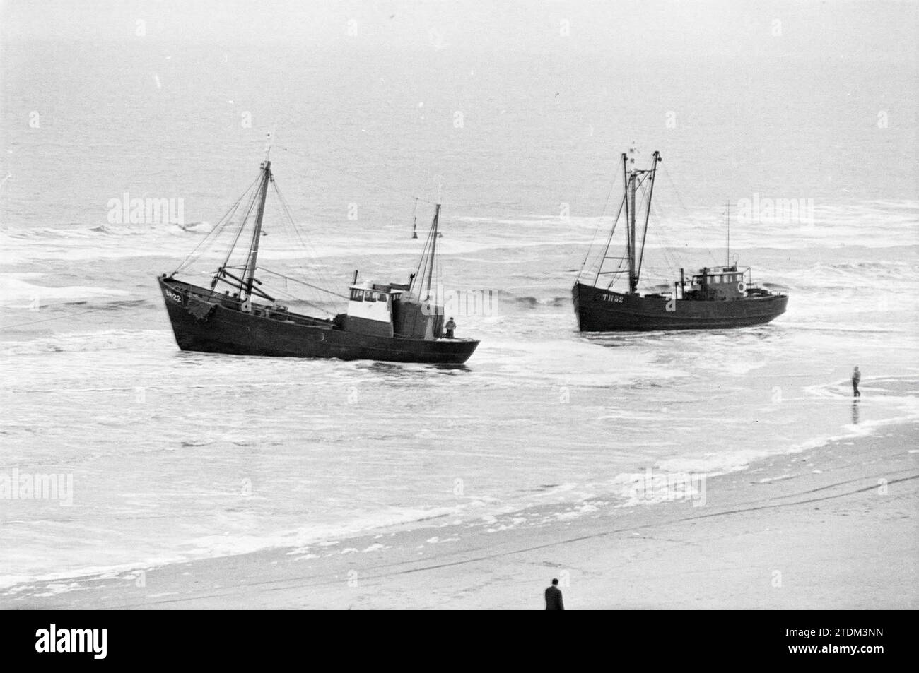 Garnelenfischer auf Zandvoort Beach, BR 22 und TH 32, Strand und Strände, Schiffe, 20-05-1963, Whizgle News from the Past, zugeschnitten auf die Zukunft. Erkunden Sie historische Geschichten, das Image der niederländischen Agentur aus einer modernen Perspektive, die die Lücke zwischen den Ereignissen von gestern und den Erkenntnissen von morgen überbrückt. Eine zeitlose Reise, die die Geschichten prägt, die unsere Zukunft prägen Stockfoto