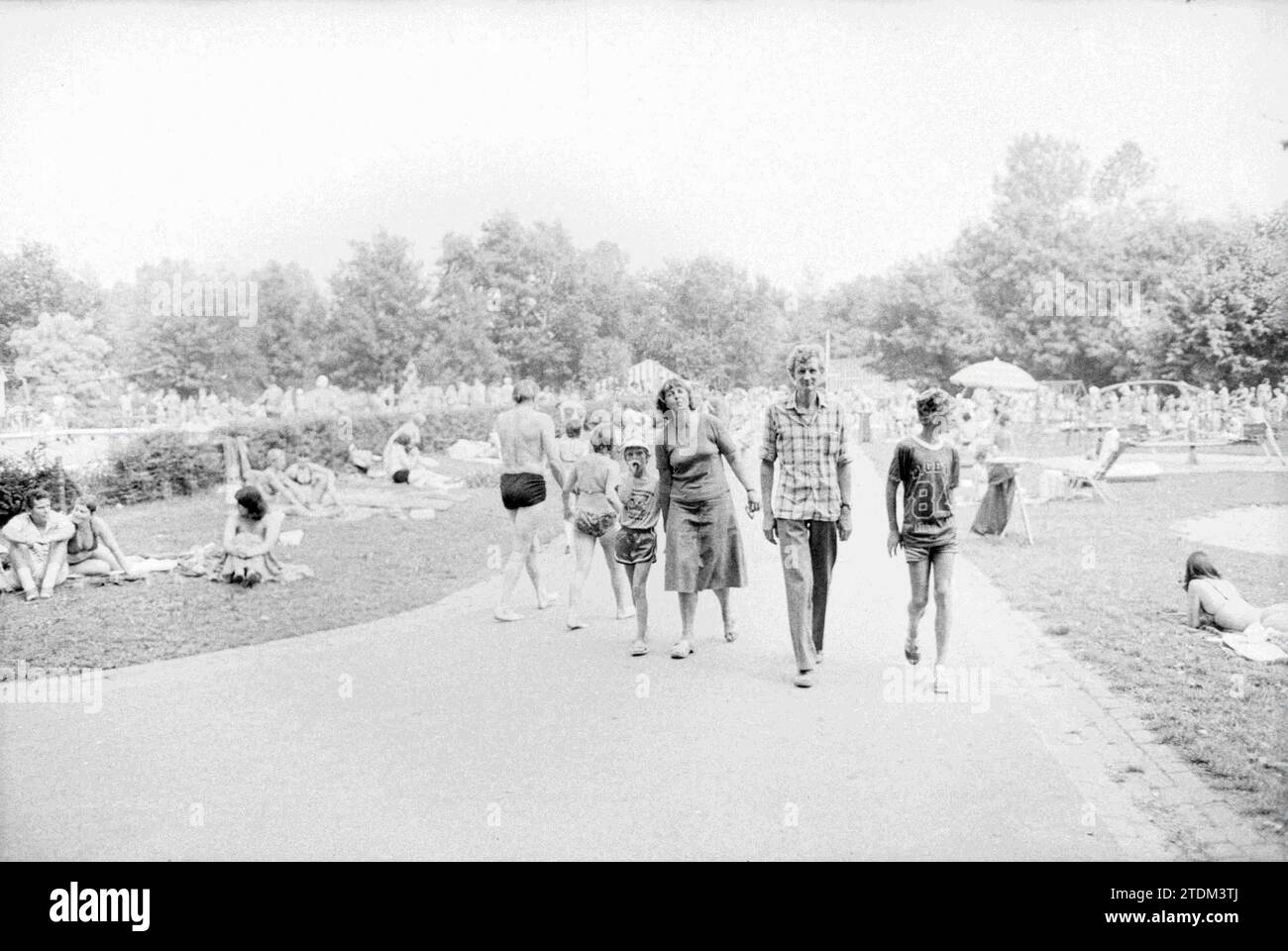 HD sucht nach Ihnen: Roggel (L), Bericht, Urlaub, Urlauber, Roggel, 29-07-1980, Whizgle News aus der Vergangenheit, zugeschnitten auf die Zukunft. Erkunden Sie historische Geschichten, das Image der niederländischen Agentur aus einer modernen Perspektive, die die Lücke zwischen den Ereignissen von gestern und den Erkenntnissen von morgen überbrückt. Eine zeitlose Reise, die die Geschichten prägt, die unsere Zukunft prägen Stockfoto