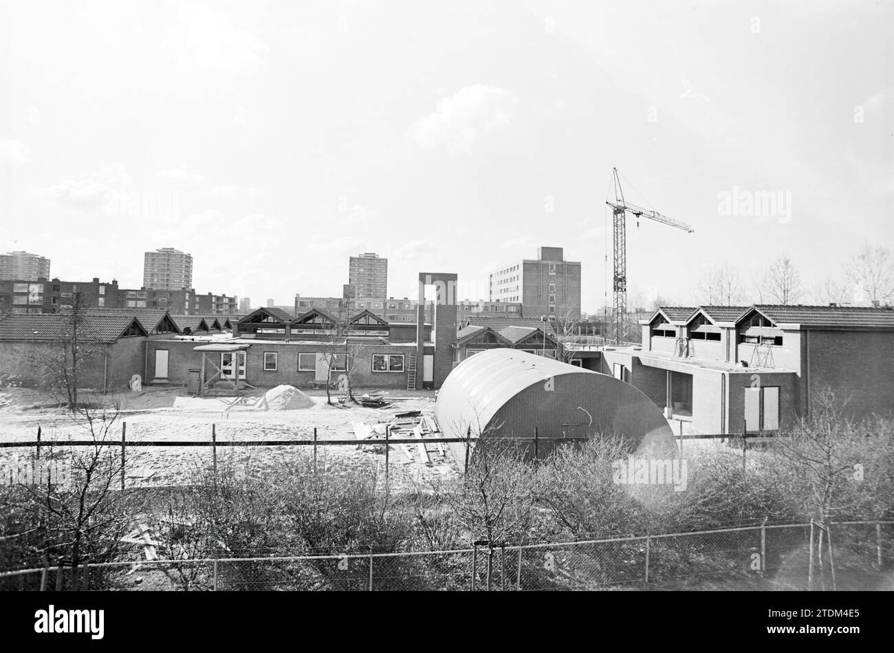 New van der Jagt School, Jan Gijzenkade, Haarlem + Old van der Jagt School on the PR. Beatrixdreef in Parkwijk, Schools, Haarlem, Prinses Beatrixdreef, Niederlande, 17-03-1975, Whizgle News aus der Vergangenheit, zugeschnitten auf die Zukunft. Erkunden Sie historische Geschichten, das Image der niederländischen Agentur aus einer modernen Perspektive, die die Lücke zwischen den Ereignissen von gestern und den Erkenntnissen von morgen überbrückt. Eine zeitlose Reise, die die Geschichten prägt, die unsere Zukunft prägen Stockfoto