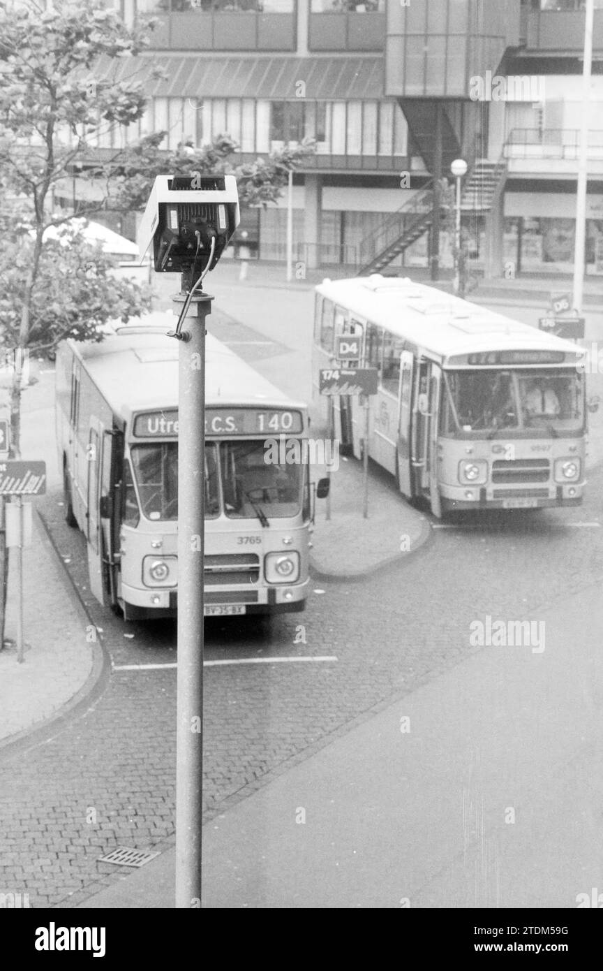 Kamera auf dem Bahnhofsplatz, Fotografie, Haarlem, Stationsplein, Niederlande, 12-08-1987, Whizgle News aus der Vergangenheit, zugeschnitten auf die Zukunft. Erkunden Sie historische Geschichten, das Image der niederländischen Agentur aus einer modernen Perspektive, die die Lücke zwischen den Ereignissen von gestern und den Erkenntnissen von morgen überbrückt. Eine zeitlose Reise, die die Geschichten prägt, die unsere Zukunft prägen Stockfoto
