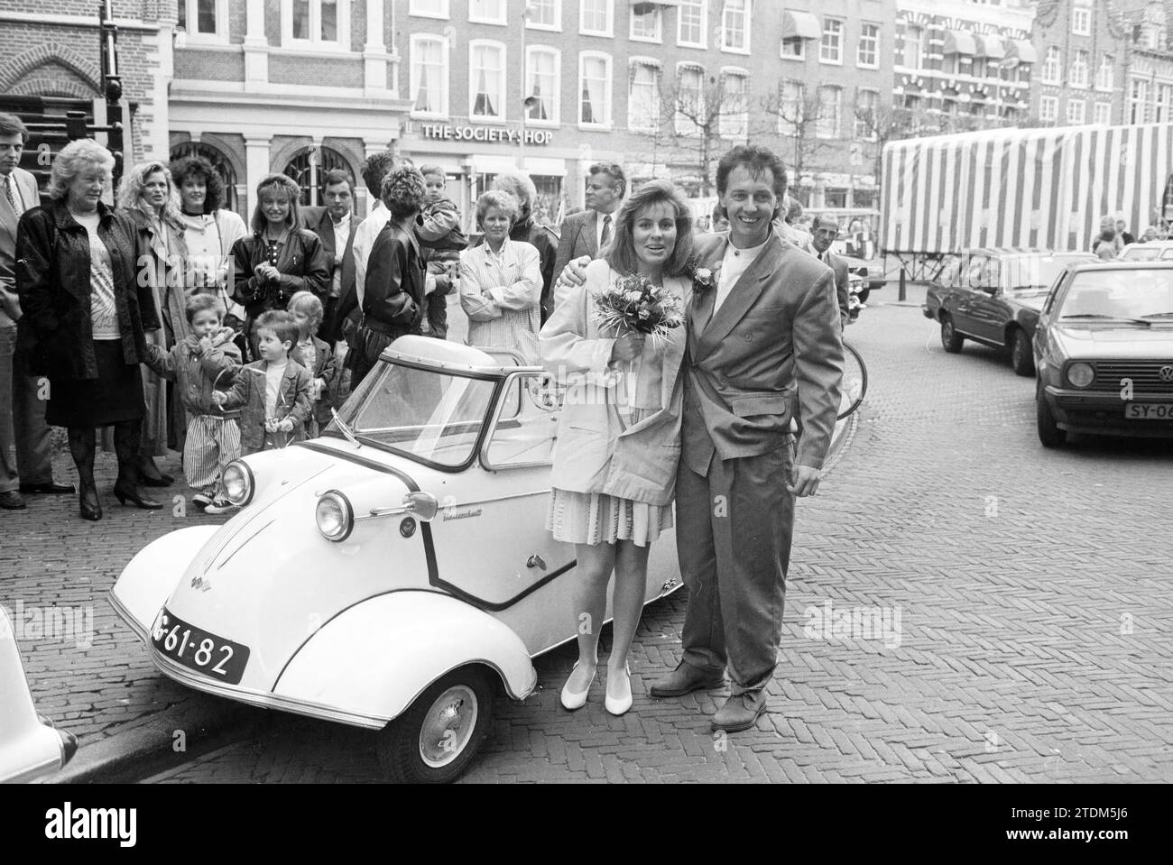 Brautpaar in einem Messerschmitt Dreirad-Auto, 20-04-1989, Whizgle News aus der Vergangenheit, zugeschnitten auf die Zukunft. Erkunden Sie historische Geschichten, das Image der niederländischen Agentur aus einer modernen Perspektive, die die Lücke zwischen den Ereignissen von gestern und den Erkenntnissen von morgen überbrückt. Eine zeitlose Reise, die die Geschichten prägt, die unsere Zukunft prägen Stockfoto