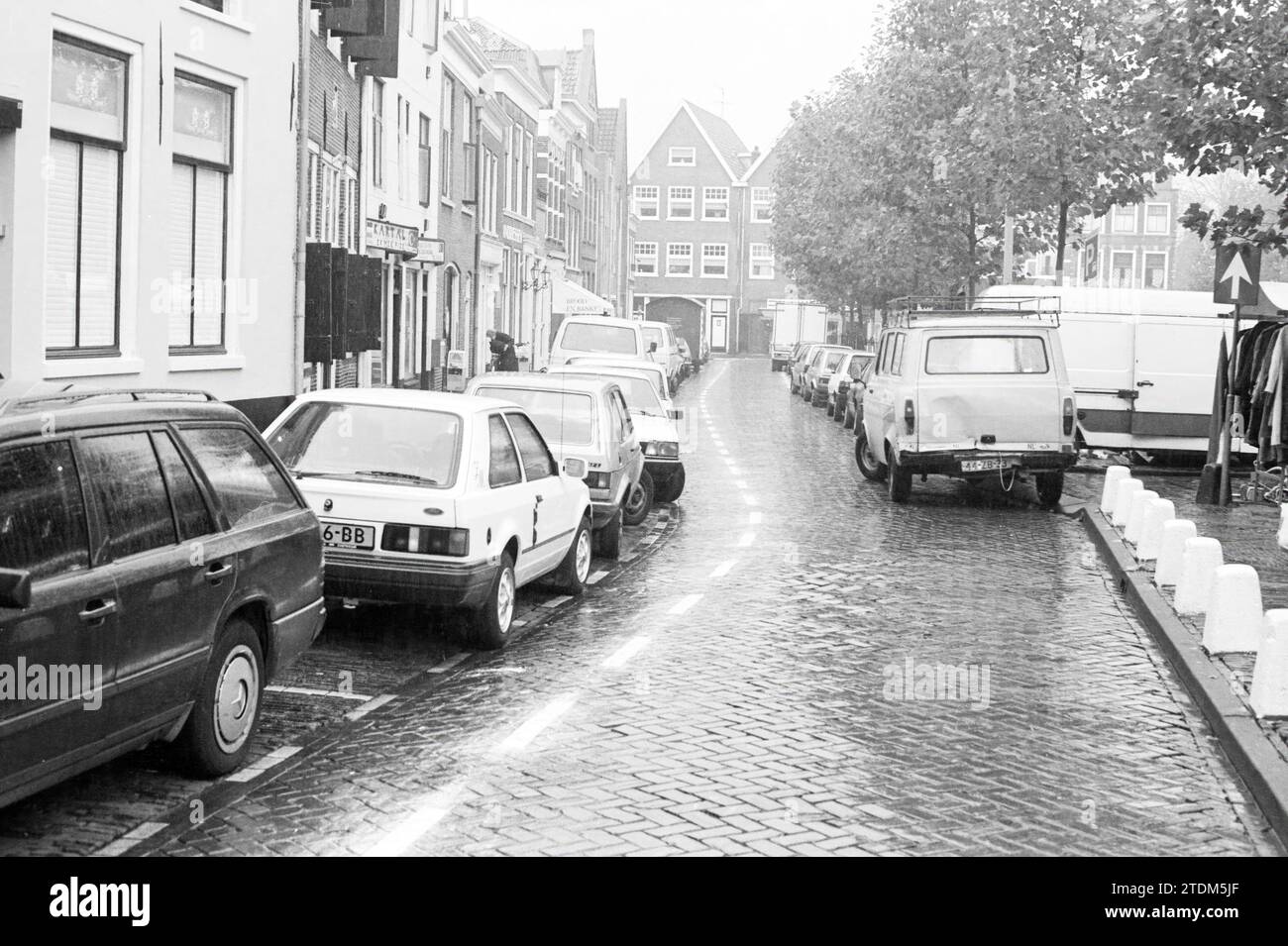 Entleerte Strecke für Radfahrer Buttermarkt, Radfahren, Radwege, Radfahrer, Haarlem, Botermarkt, Niederlande, 05-11-1989, Whizgle News from the Past, maßgeschneidert für die Zukunft. Erkunden Sie historische Geschichten, das Image der niederländischen Agentur aus einer modernen Perspektive, die die Lücke zwischen den Ereignissen von gestern und den Erkenntnissen von morgen überbrückt. Eine zeitlose Reise, die die Geschichten prägt, die unsere Zukunft prägen Stockfoto