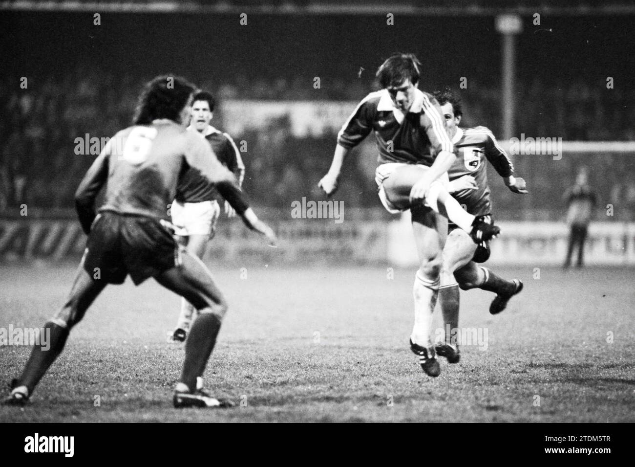 AZ'67 spielt in der dritten Runde des UEFA-Cups gegen den FK Radnički Niš (Jugoslawien) im de Alkmaarderhout-Stadion in Alkmaar. Es wurde 5:0. Spielen Sie Football., Alkmaar, 10-12-1980, Whizgle News aus der Vergangenheit, zugeschnitten auf die Zukunft. Erkunden Sie historische Geschichten, das Image der niederländischen Agentur aus einer modernen Perspektive, die die Lücke zwischen den Ereignissen von gestern und den Erkenntnissen von morgen überbrückt. Eine zeitlose Reise, die die Geschichten prägt, die unsere Zukunft prägen Stockfoto