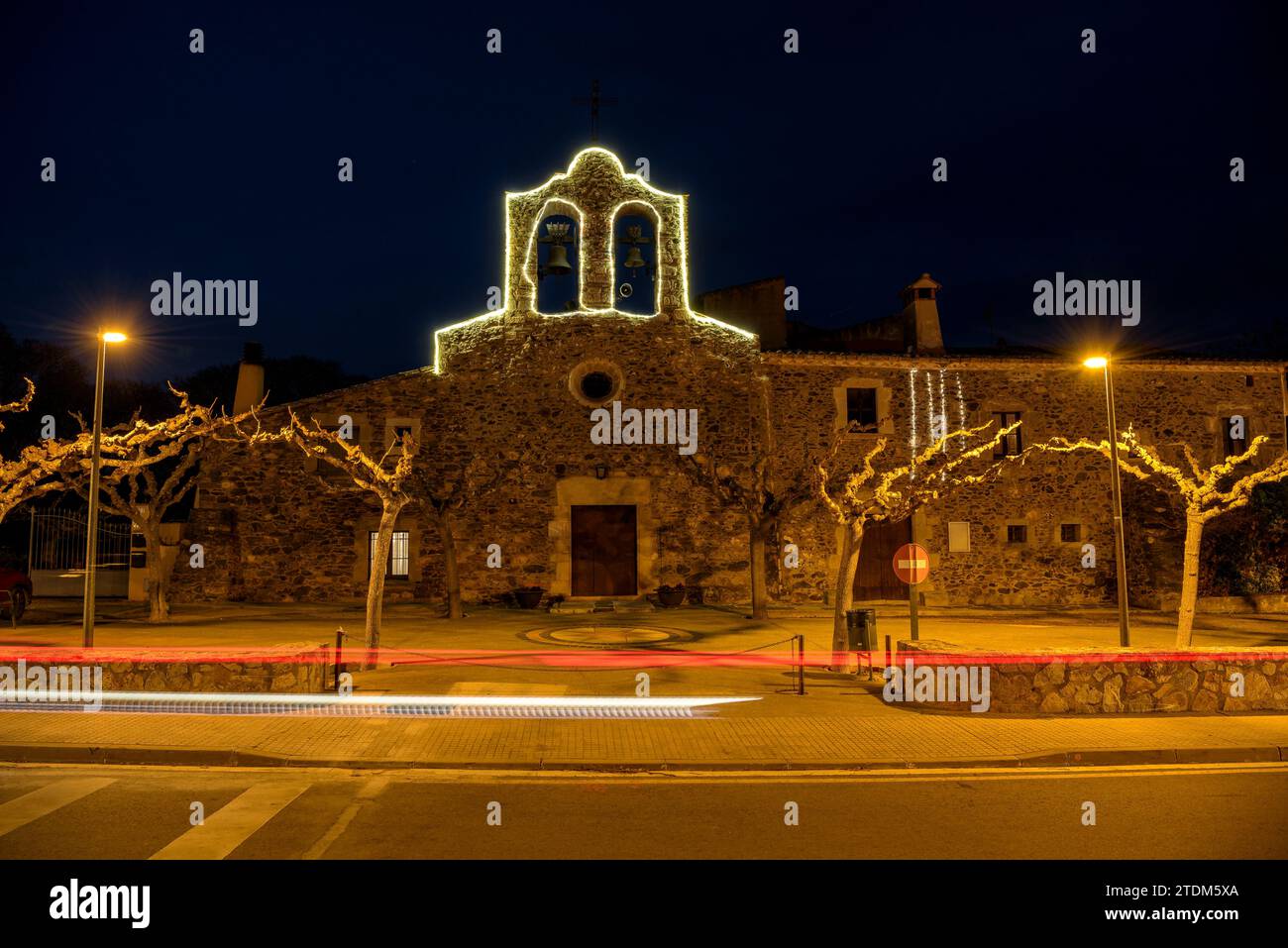 Kirche Sant Mateu de Vall-llobrega, beleuchtet bei Nacht zu Weihnachten (Baix Empordà, Girona, Katalonien, Spanien) ESP: Iglesia Sant Mateu Vall-llobrega Stockfoto