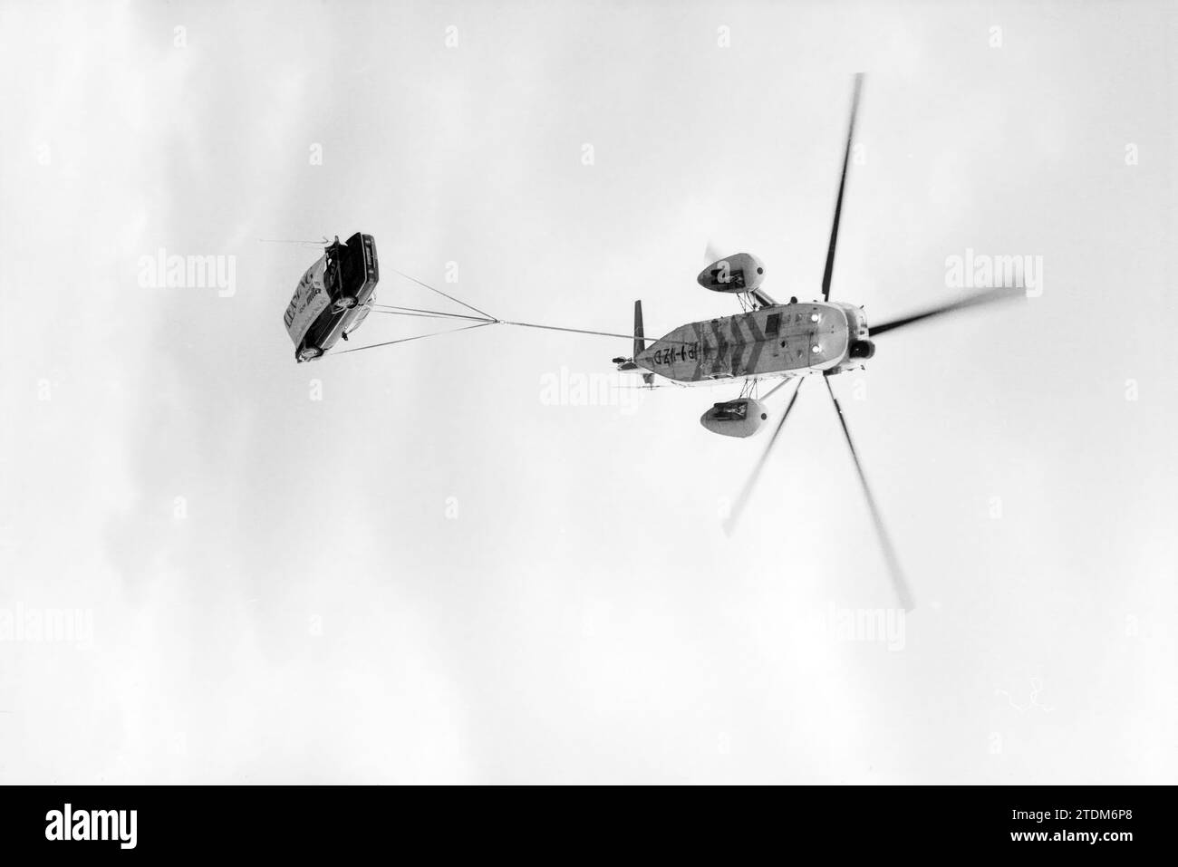 Hubschrauber mit Mercedes an der Ecke, 24.07.1990, Whizgle News aus der Vergangenheit, zugeschnitten auf die Zukunft. Erkunden Sie historische Geschichten, das Image der niederländischen Agentur aus einer modernen Perspektive, die die Lücke zwischen den Ereignissen von gestern und den Erkenntnissen von morgen überbrückt. Eine zeitlose Reise, die die Geschichten prägt, die unsere Zukunft prägen Stockfoto