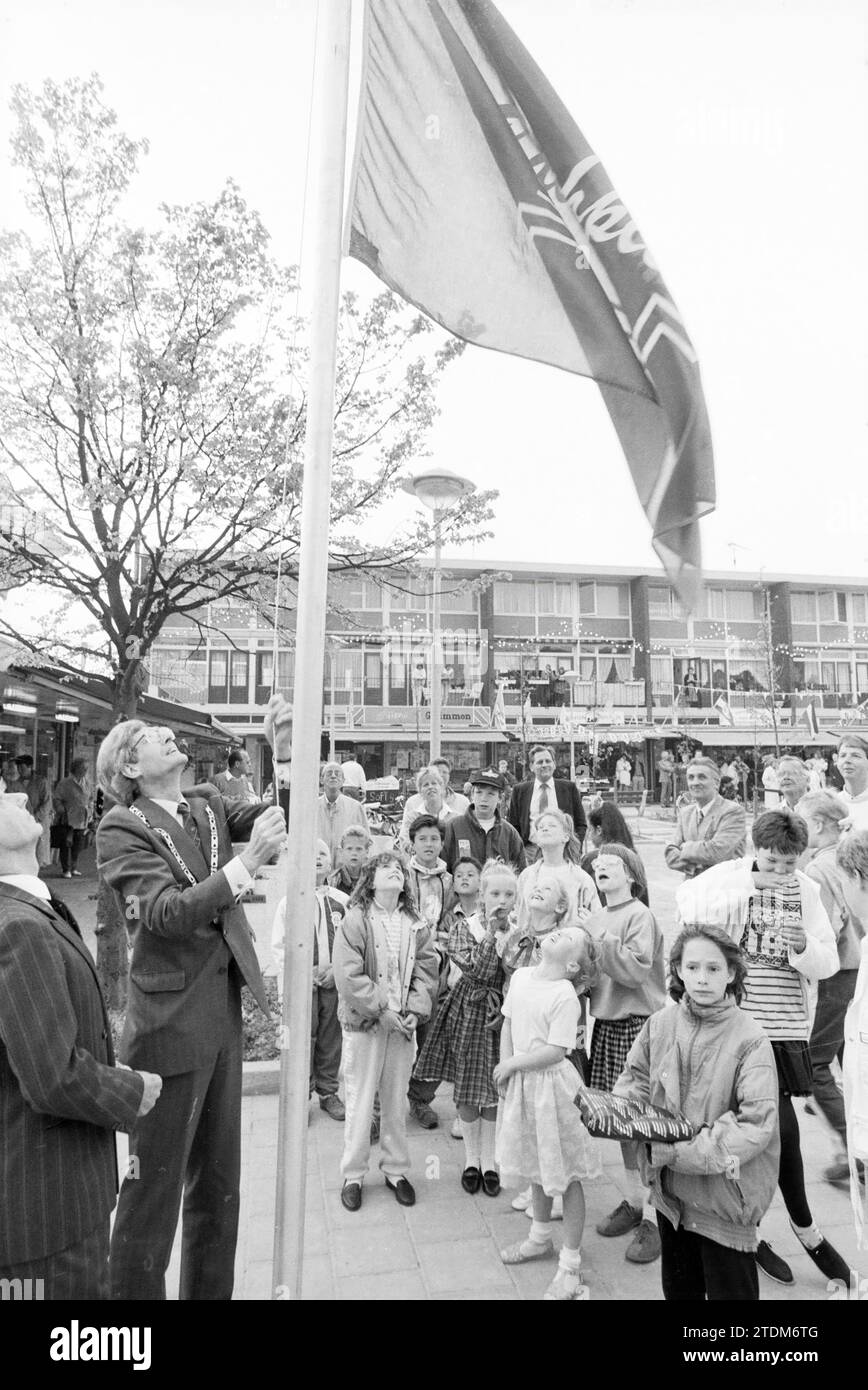 Eröffnung Bachplein Heemskerk, Öffnung, Öffnung, Öffnung, Quadrate, Heemskerk, Bachplein, 11.05.1989, Whizgle News from the Past, maßgeschneidert für die Zukunft. Erkunden Sie historische Geschichten, das Image der niederländischen Agentur aus einer modernen Perspektive, die die Lücke zwischen den Ereignissen von gestern und den Erkenntnissen von morgen überbrückt. Eine zeitlose Reise, die die Geschichten prägt, die unsere Zukunft prägen Stockfoto