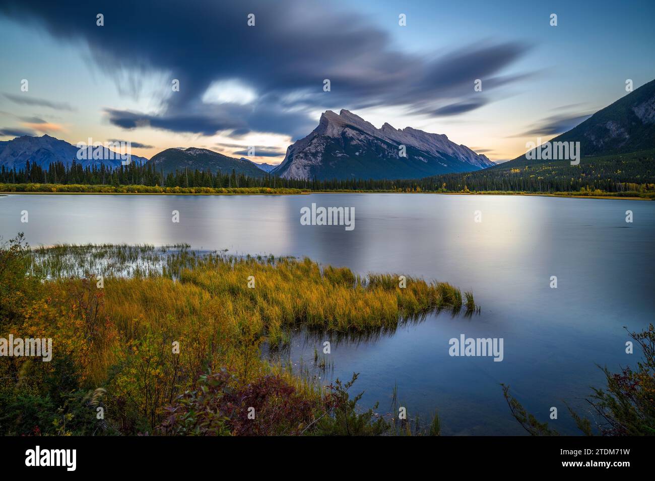 Sonnenuntergang über dem Vermilion Lake im Banff National Park, Alberta, Kanada Stockfoto