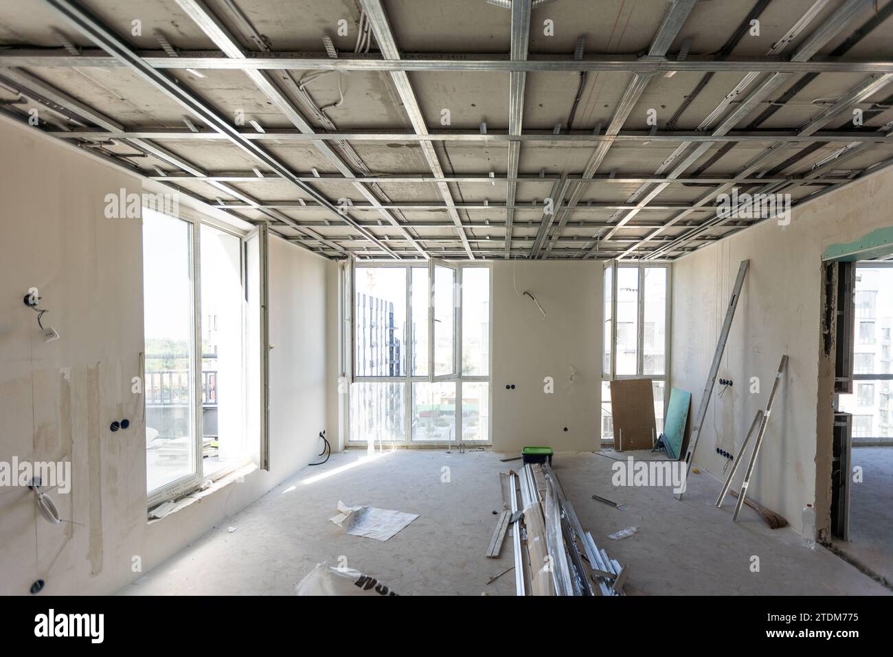 Bauarbeiter im Bauraum arbeiten an Trockenbauarbeiten. Einfachste und kostengünstigste Methode, Trennwände für Innenwände zu erstellen. Neu Stockfoto