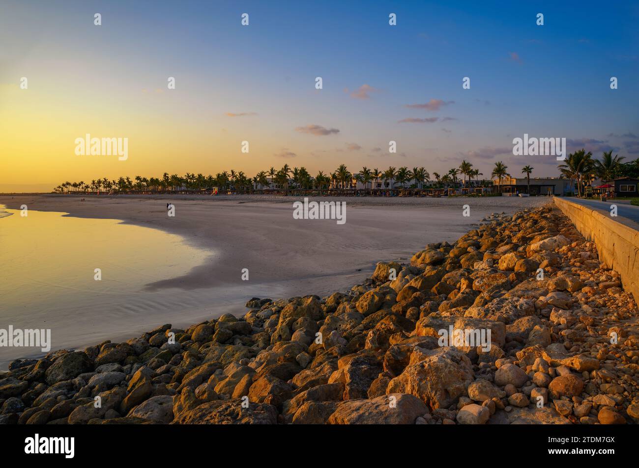 Sonnenuntergang über dem Arabischen Meer und ein Strand in Salalah, Oman Stockfoto