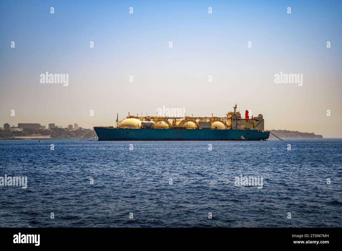 Großes LNG-Trägerschiff im Meer in der Nähe von Dakar, Senegal, Afrika Stockfoto