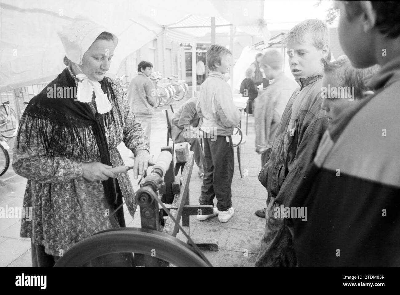 Street Play Day, The Howler Booy, 07-06-1994, Whizgle News from the Past, maßgeschneidert für die Zukunft. Erkunden Sie historische Geschichten, das Image der niederländischen Agentur aus einer modernen Perspektive, die die Lücke zwischen den Ereignissen von gestern und den Erkenntnissen von morgen überbrückt. Eine zeitlose Reise, die die Geschichten prägt, die unsere Zukunft prägen Stockfoto