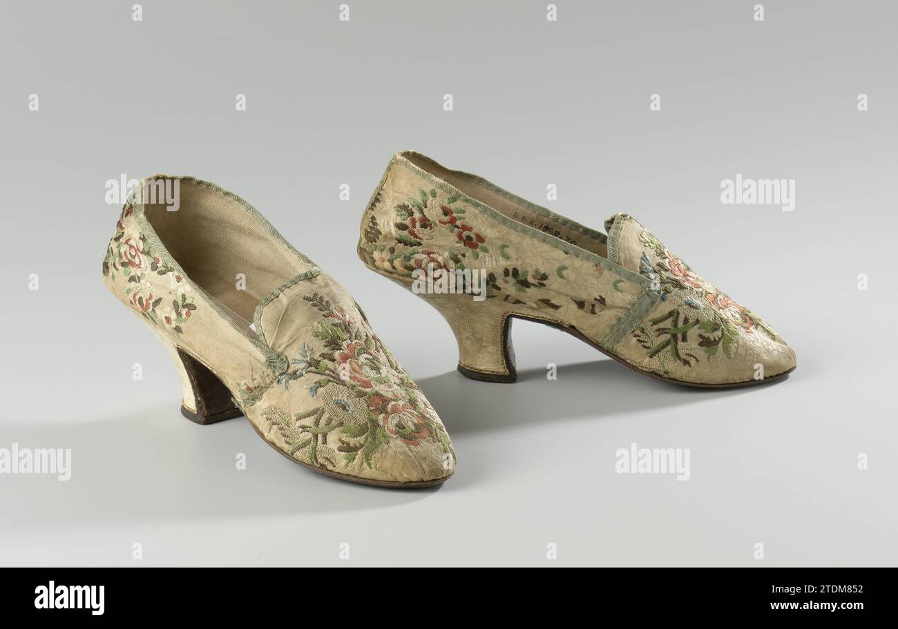 Damenschuh aus Prospektseide mit cremefarbenem Schaft, auf dem Sträuße aus Rosen und Blüten, ca. 1750 - ca. 1785 Damenschuh aus brOOCHED SILD mit cremefarbenem Schaft, auf dem Sträuße mit Rosen und Blüten stehen. Modell: Abgerundete Nase, ein Deckblatt und ein hinteres Blatt. Die Vorderseite der Ferse verläuft gerade nach unten im rechten Winkel zur Gelbfärbung. Die Seite und der Rücken sind mit cremefarbenem Leder bedeckt. Goldfarbene Nähte entlang der Fersenkante. Die Ferse hat ein dunkelbraunes Leder von der hinteren Lippe. Lernen hinter und Ledersohle. Hinteres Blatt und von hinten Stockfoto