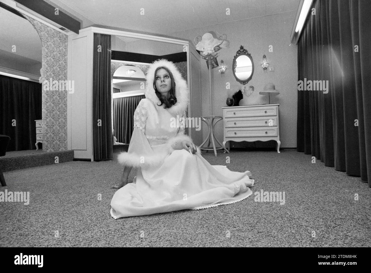 Bride Fashion House Liba, Personen, 10.03.1973, Whizgle News aus der Vergangenheit, zugeschnitten auf die Zukunft. Erkunden Sie historische Geschichten, das Image der niederländischen Agentur aus einer modernen Perspektive, die die Lücke zwischen den Ereignissen von gestern und den Erkenntnissen von morgen überbrückt. Eine zeitlose Reise, die die Geschichten prägt, die unsere Zukunft prägen Stockfoto