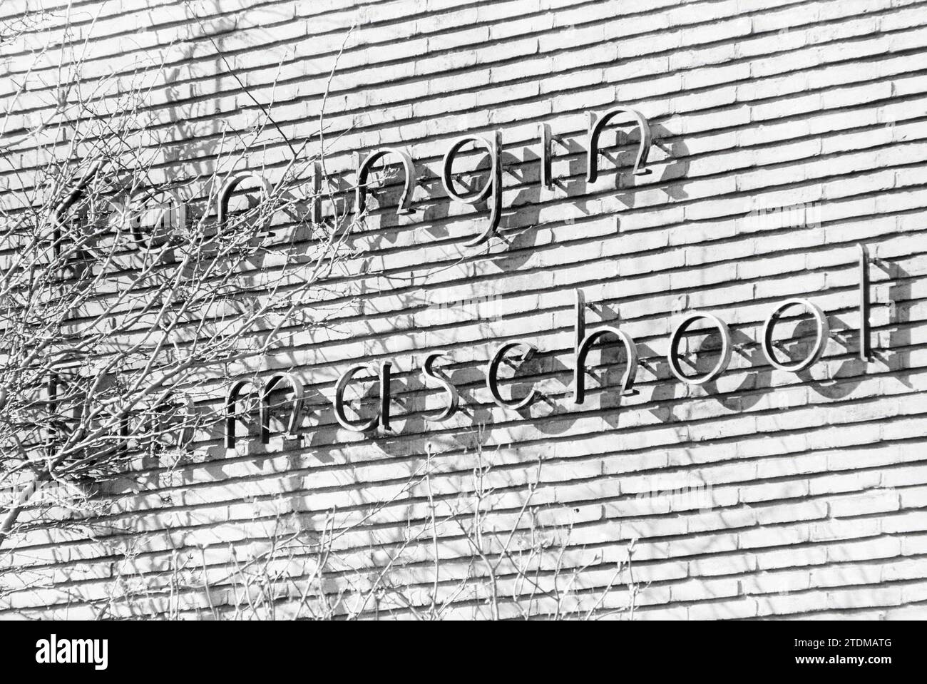 Anzeichen für Schulen, die in Haarlem fusioniert werden, Schulen, 02-04-1979, Whizgle News from the Past, Zukunftszubehör. Erkunden Sie historische Geschichten, das Image der niederländischen Agentur aus einer modernen Perspektive, die die Lücke zwischen den Ereignissen von gestern und den Erkenntnissen von morgen überbrückt. Eine zeitlose Reise, die die Geschichten prägt, die unsere Zukunft prägen Stockfoto
