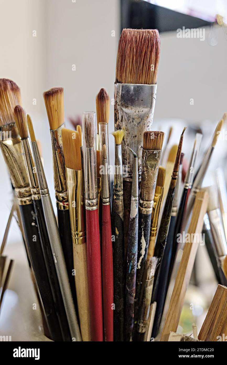 Eine Nahaufnahme verschiedener Pinsel, die ihre Borsten und Texturen hervorheben, die für künstlerische Malerei verwendet werden. Stockfoto