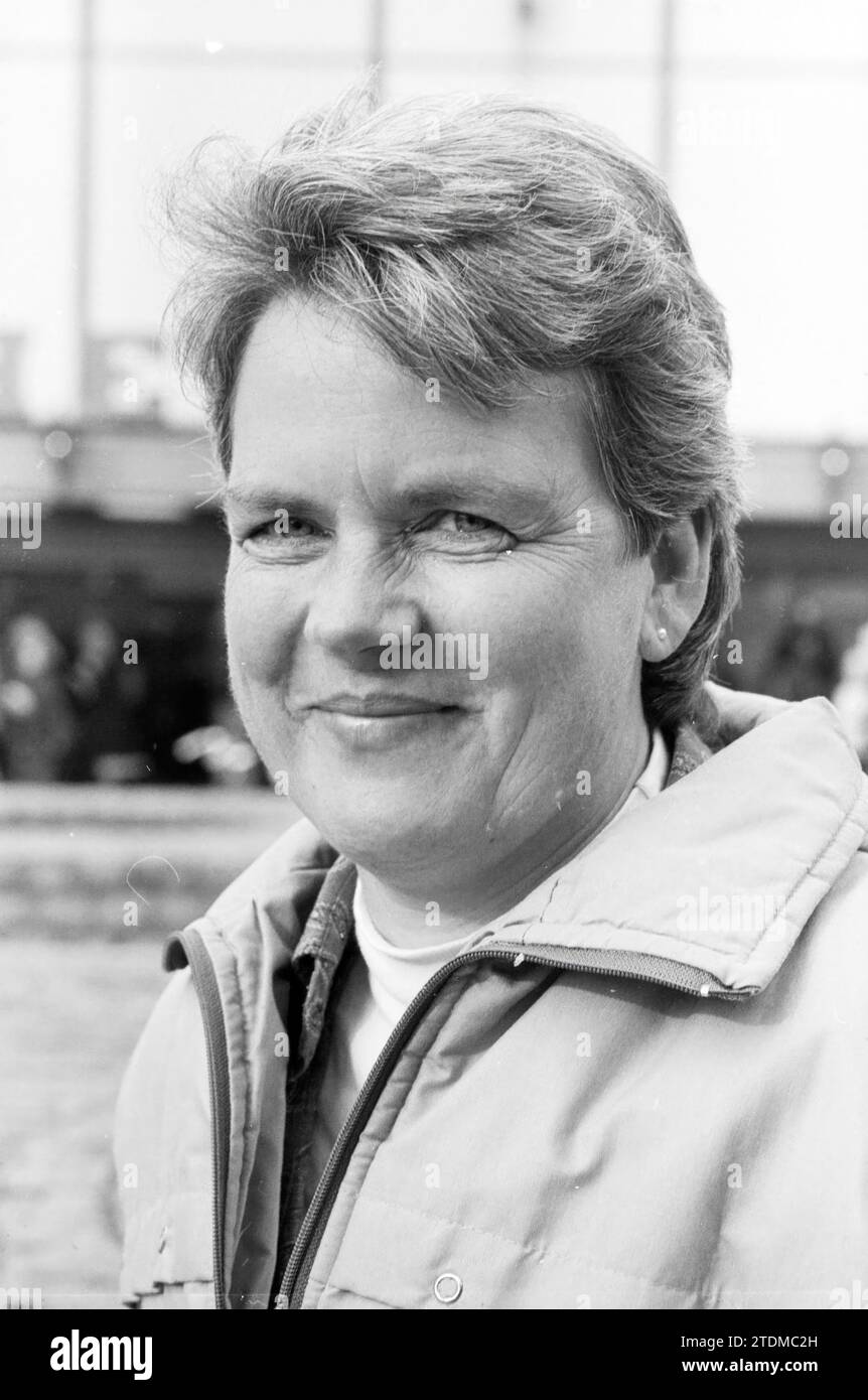 De vries, Heiliegers, Piers, Ten Brink, Hans Ten Brink, Portraits Talk of the Day, 11. 10. 1987, Whizgle News from the Past, maßgeschneidert für die Zukunft. Erkunden Sie historische Geschichten, das Image der niederländischen Agentur aus einer modernen Perspektive, die die Lücke zwischen den Ereignissen von gestern und den Erkenntnissen von morgen überbrückt. Eine zeitlose Reise, die die Geschichten prägt, die unsere Zukunft prägen Stockfoto