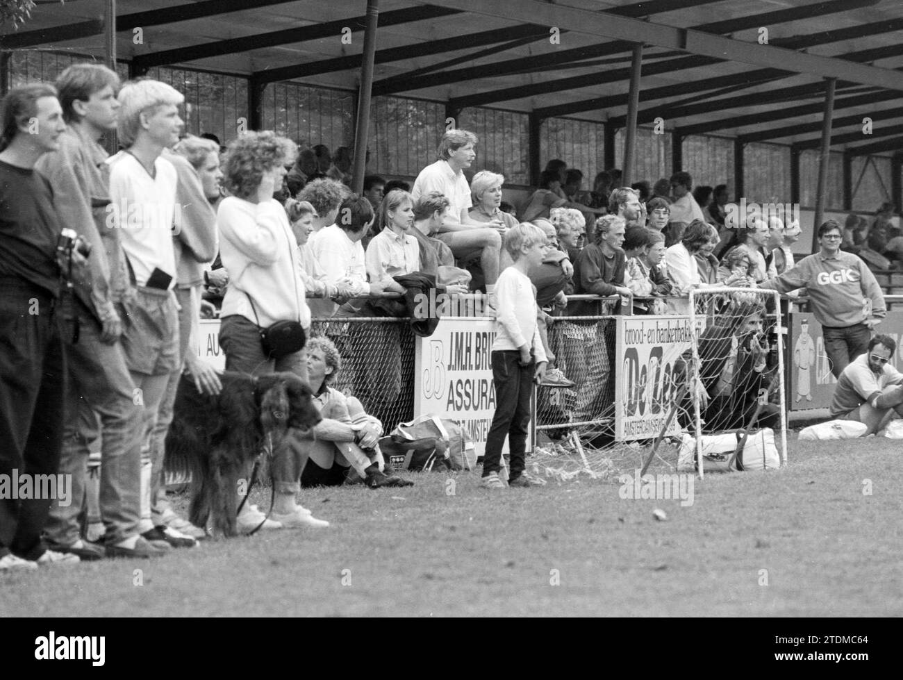 Sweethearts Fußballturnier Amstelveen, Football, Amstelveen, 17-05-1986, Whizgle News from the Past, maßgeschneidert für die Zukunft. Erkunden Sie historische Geschichten, das Image der niederländischen Agentur aus einer modernen Perspektive, die die Lücke zwischen den Ereignissen von gestern und den Erkenntnissen von morgen überbrückt. Eine zeitlose Reise, die die Geschichten prägt, die unsere Zukunft prägen Stockfoto