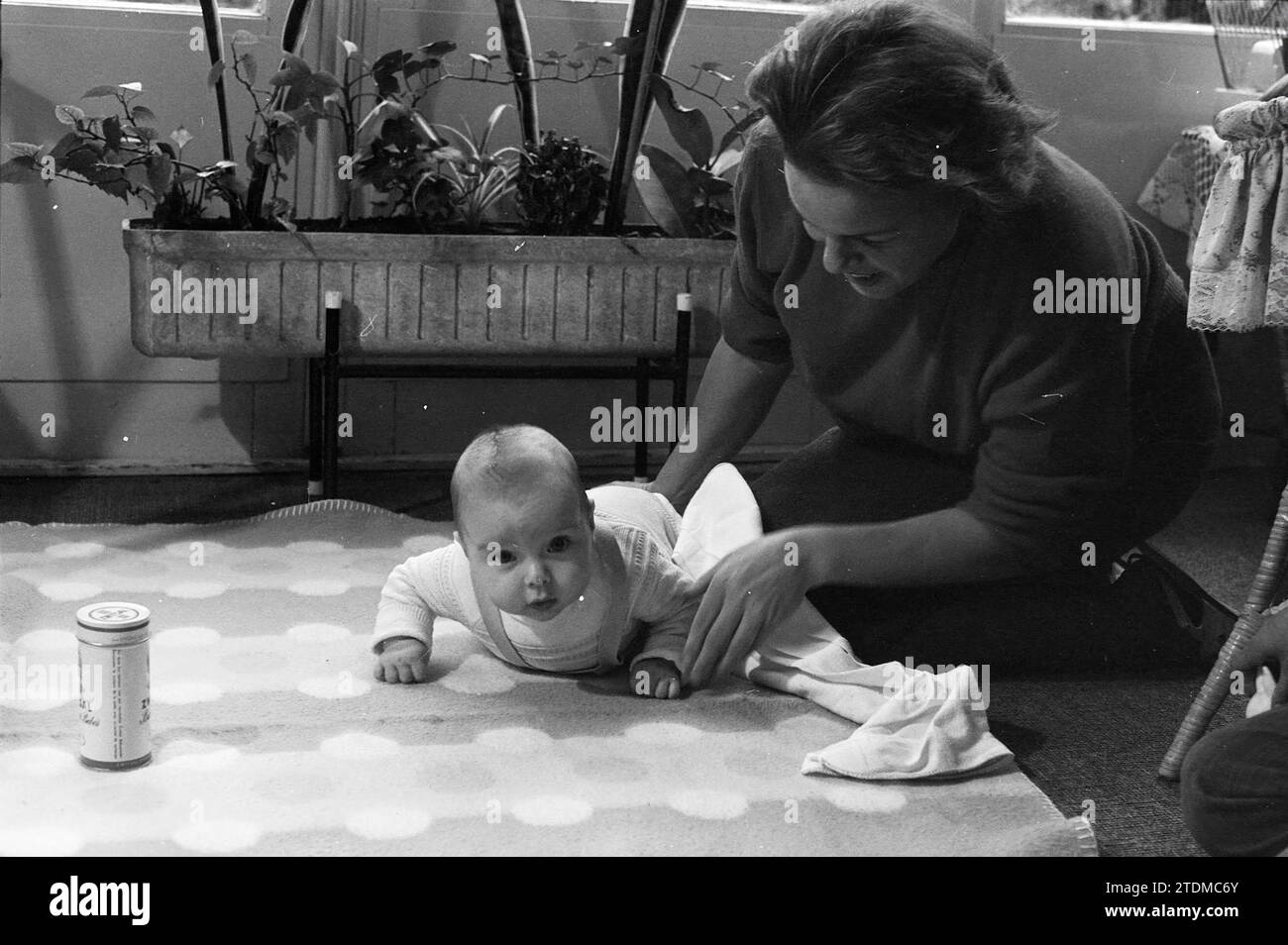 Baby von Van Berkel, Kinder, Kinder, Kinderheime, Kinderparty, Kinder, 15. 10. 1963, Whizgle News aus der Vergangenheit, zugeschnitten auf die Zukunft. Erkunden Sie historische Geschichten, das Image der niederländischen Agentur aus einer modernen Perspektive, die die Lücke zwischen den Ereignissen von gestern und den Erkenntnissen von morgen überbrückt. Eine zeitlose Reise, die die Geschichten prägt, die unsere Zukunft prägen Stockfoto