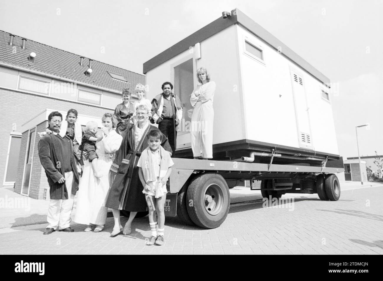 Installation von Duschkabinen Kalorama, Hoofddorp, 12-08-1987, Whizgle News from the Past, maßgeschneidert für die Zukunft. Erkunden Sie historische Geschichten, das Image der niederländischen Agentur aus einer modernen Perspektive, die die Lücke zwischen den Ereignissen von gestern und den Erkenntnissen von morgen überbrückt. Eine zeitlose Reise, die die Geschichten prägt, die unsere Zukunft prägen Stockfoto