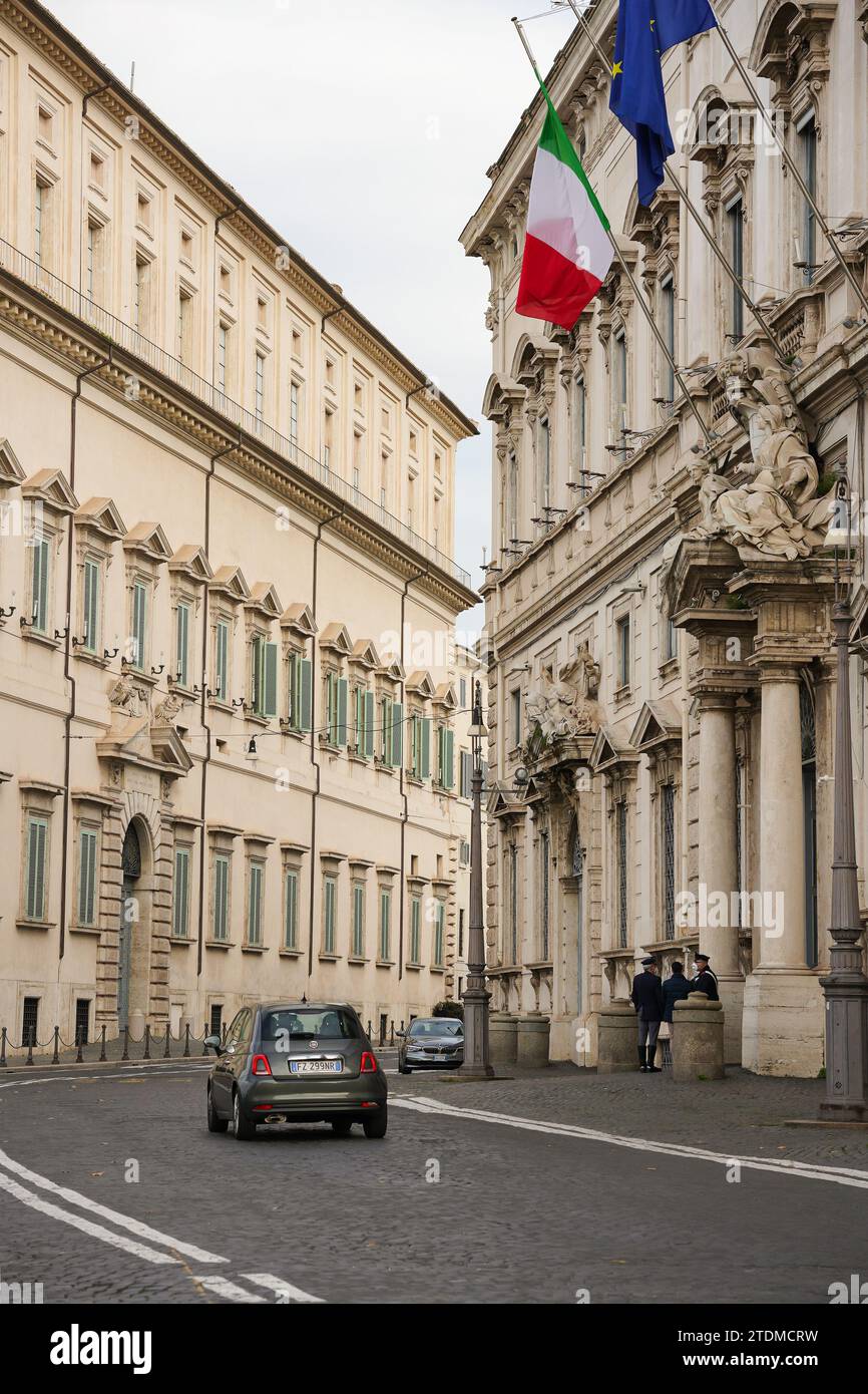 ROM, ITALIEN - 11. JANUAR 2022: Ein Fiat-Auto auf der Straße in der Nähe des Palazzo della Consulta in Rom. Stockfoto