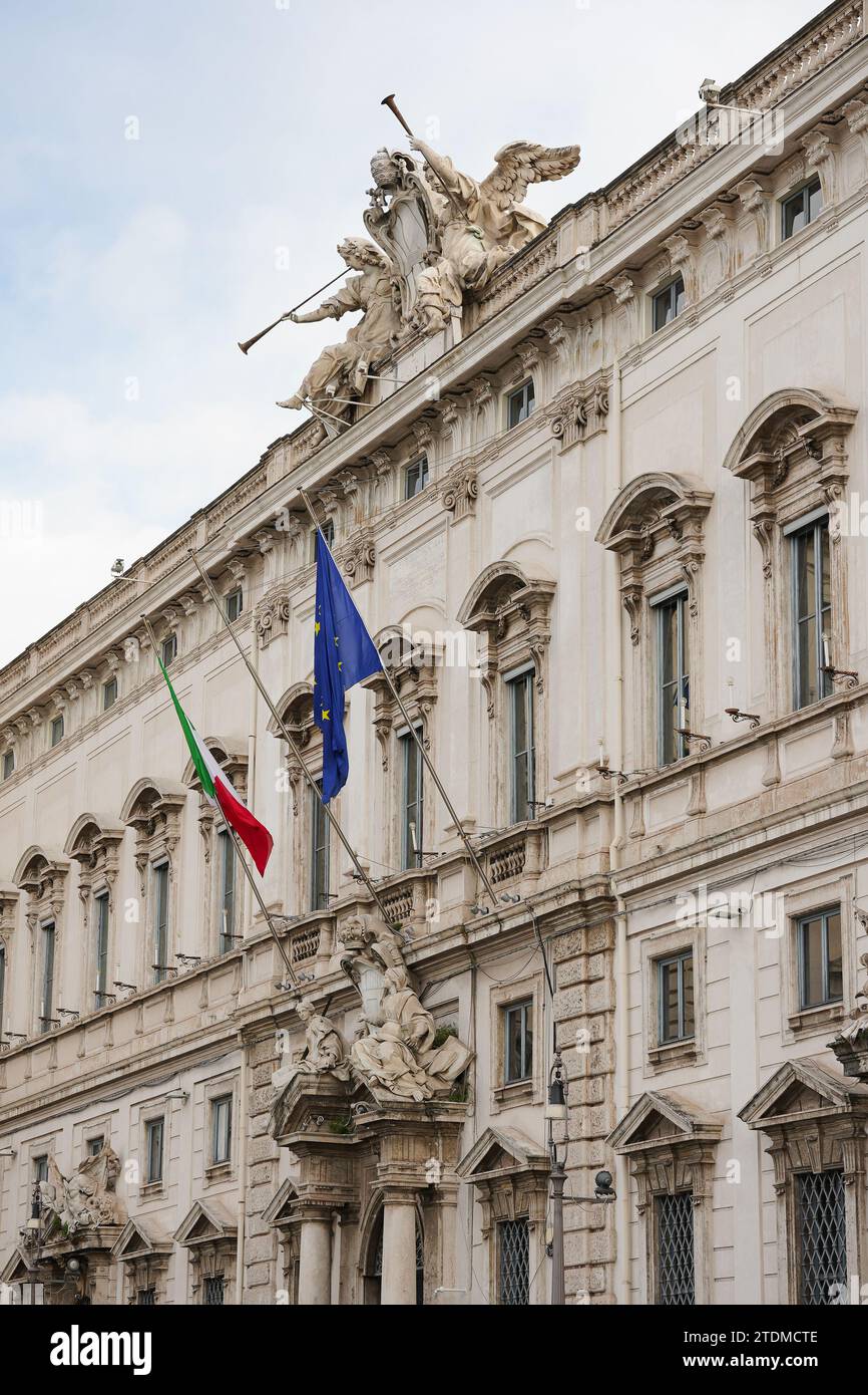 ROM, ITALIEN - 11. JANUAR 2022: Flaggen an der Fassade des Gebäudes des Verfassungsgerichts in Rom Stockfoto