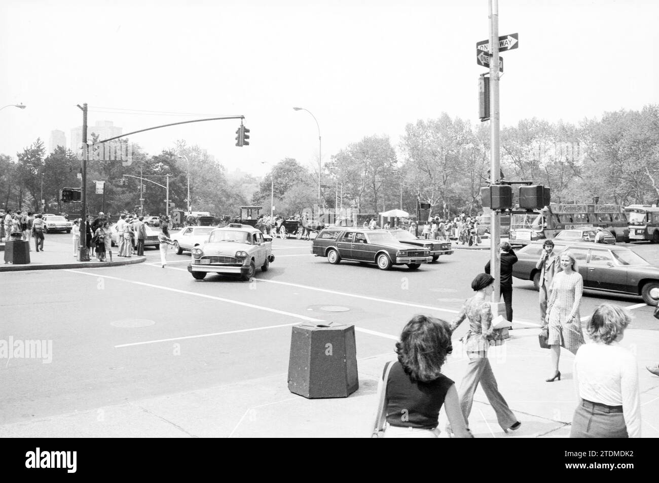 George Benson (Gitarrist und Sänger) Street Scene New York, Personen singen und Musik, 08-05-1977, Whizgle News from the Past, Tailored for the Future. Erkunden Sie historische Geschichten, das Image der niederländischen Agentur aus einer modernen Perspektive, die die Lücke zwischen den Ereignissen von gestern und den Erkenntnissen von morgen überbrückt. Eine zeitlose Reise, die die Geschichten prägt, die unsere Zukunft prägen Stockfoto