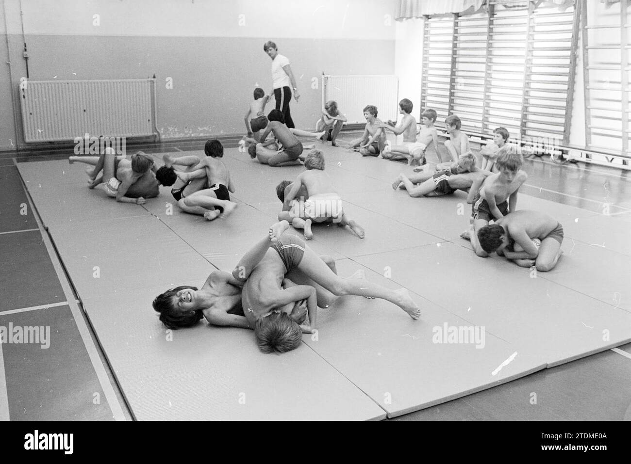 Judo-Unterricht an der J.P. Coen School, Judo, 15.-06-1978, Whizgle News from the Past, Zukunftszubehör. Erkunden Sie historische Geschichten, das Image der niederländischen Agentur aus einer modernen Perspektive, die die Lücke zwischen den Ereignissen von gestern und den Erkenntnissen von morgen überbrückt. Eine zeitlose Reise, die die Geschichten prägt, die unsere Zukunft prägen Stockfoto