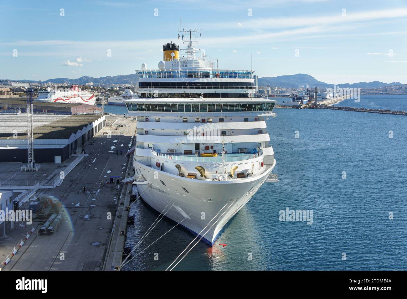 Das Kreuzfahrtschiff COSTA LUMINOSA, das im MPCT (Marseille Provence Cruises Terminal) vor Anker liegt, Stockfoto