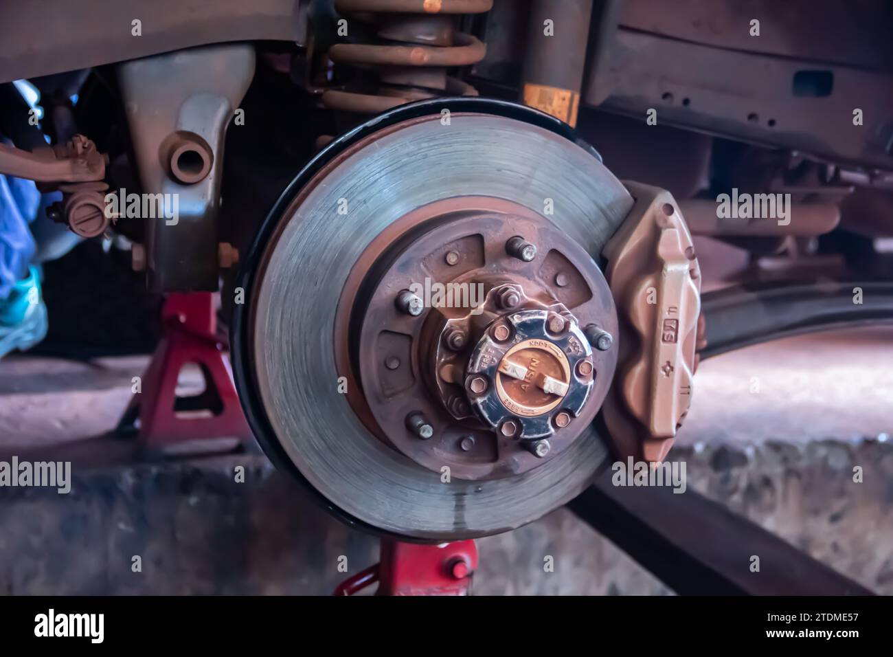 Vordere Strebe und achse des Fahrzeugs in der mechanischen Werkstatt für Autoservice Stockfoto