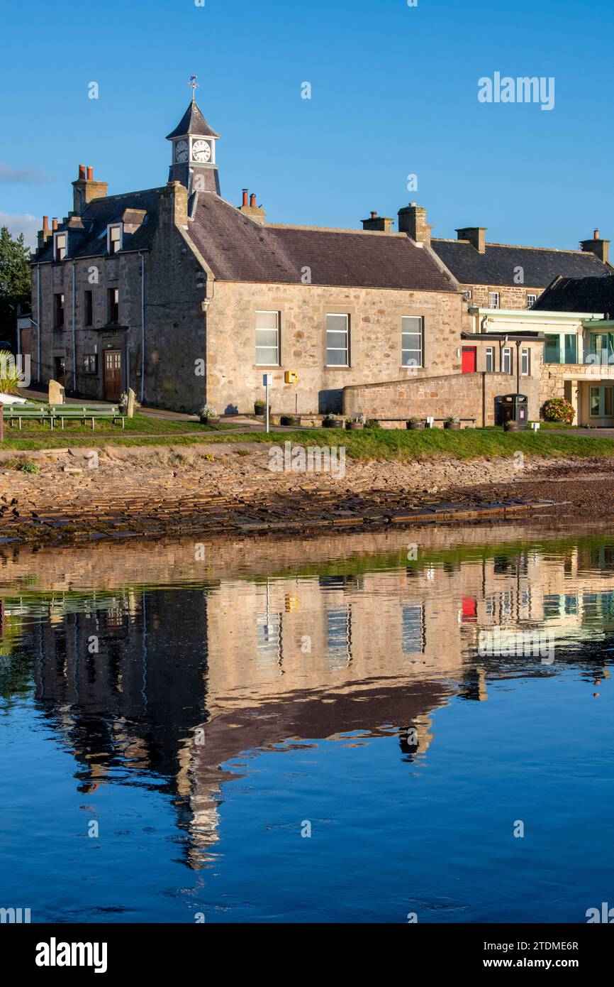 Findhorn Rathaus bei Ebbe im Novemberlicht. Findhorn, Morayshire, Schottland Stockfoto