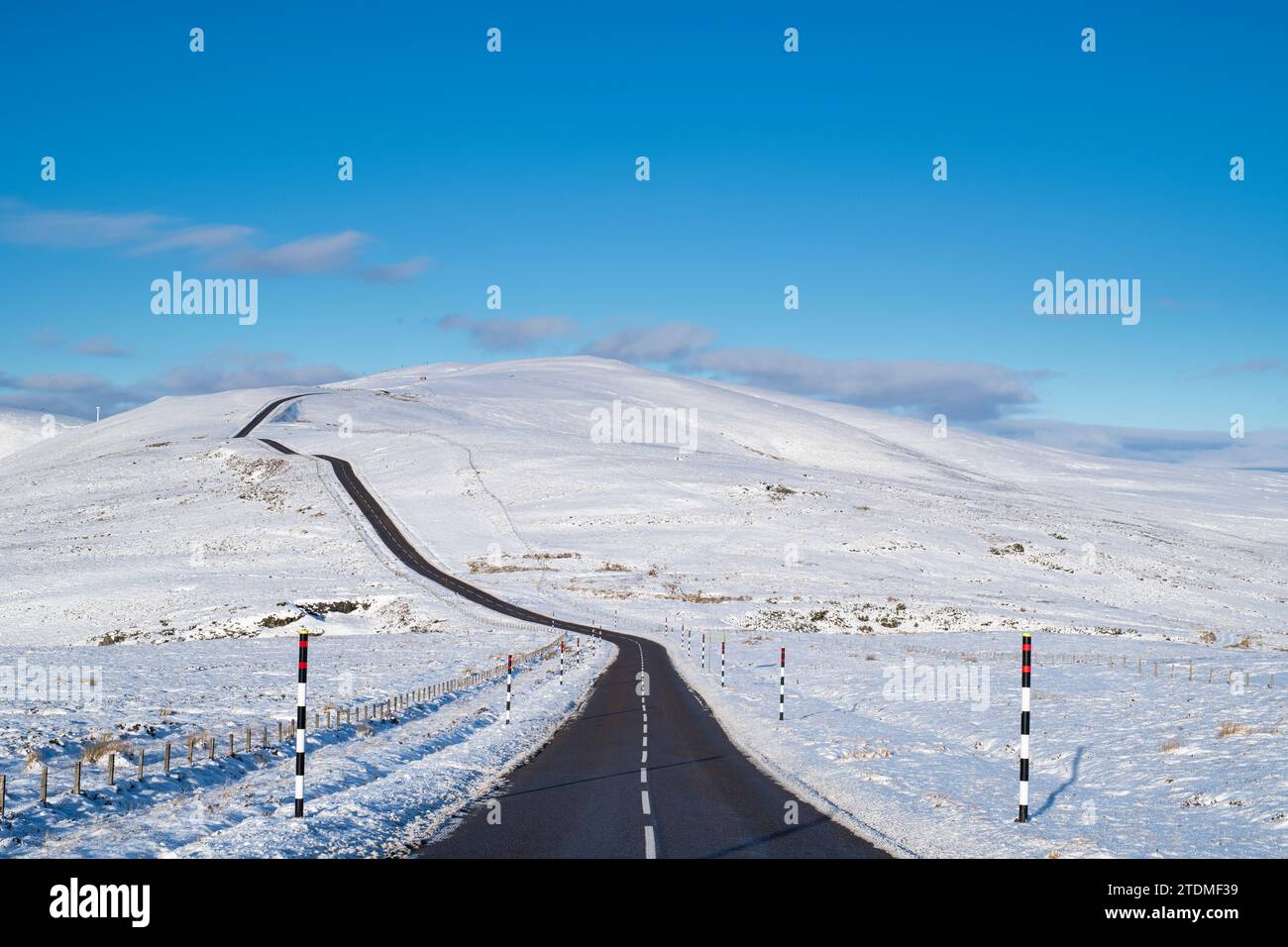 A939. Lecht Road im Schnee. Cairngorms, Highlands, Schottland Stockfoto