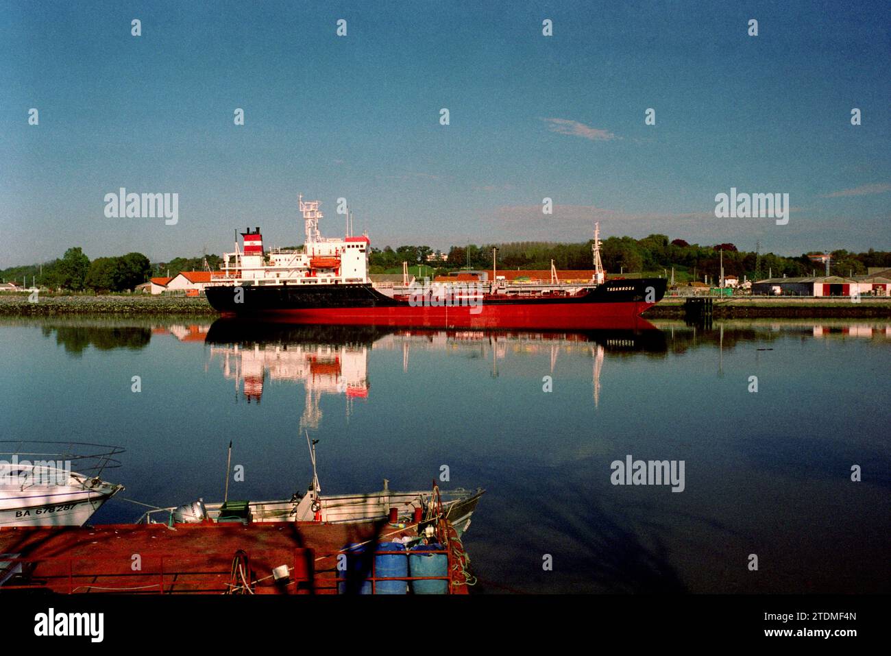 FRACHTSCHIFF AUF DEM FLUSS ADOUR IN BAYONNE FRANKREICH - HANDELSSCHIFF - SILBERFILM © F.BEAUMONT Stockfoto