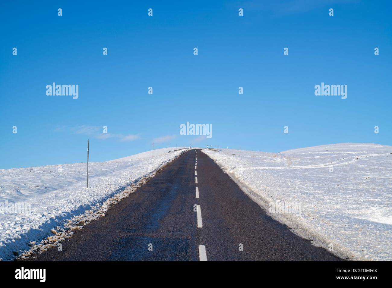 A939. Lecht Road im Schnee. Cairngorms, Highlands, Schottland Stockfoto