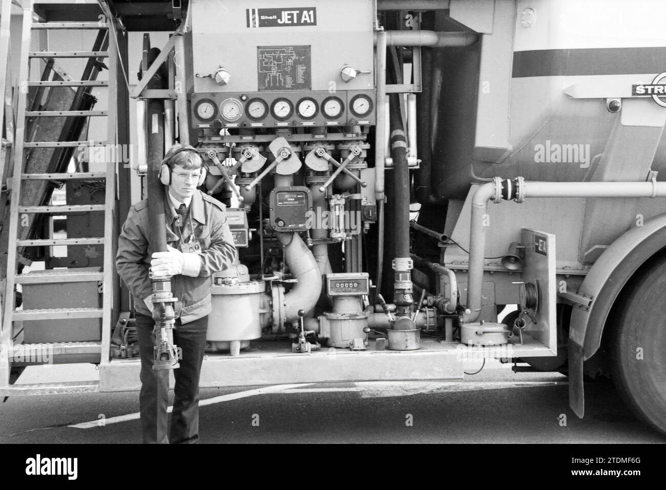 Schiphol Work Shell Tanker, Schiphol, 25-04-1991, Whizgle News from the Past, Tailored for the Future. Erkunden Sie historische Geschichten, das Image der niederländischen Agentur aus einer modernen Perspektive, die die Lücke zwischen den Ereignissen von gestern und den Erkenntnissen von morgen überbrückt. Eine zeitlose Reise, die die Geschichten prägt, die unsere Zukunft prägen Stockfoto