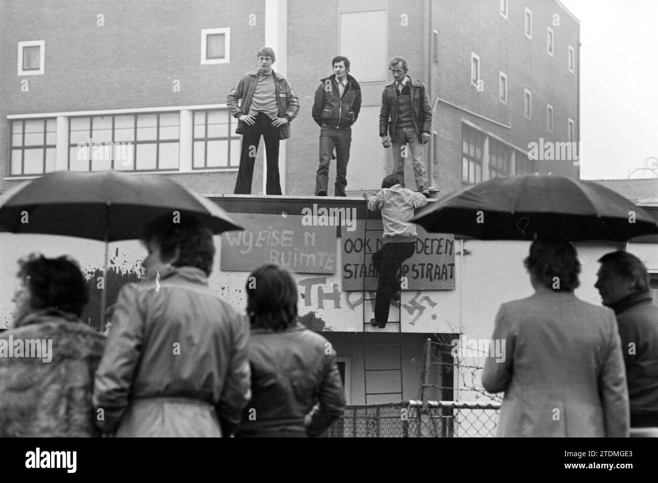 Das alte ausgebrannte Gemeindezentrum (altes Schulboot) blockierte den Schiffsverkehr auf der Spaarne bei der Prinsenbrug; aus Protest gegen die Gemeinde Haarlem schleppten die Bewohner der Harmenjanswijk das Boot auf die Spaarne, um ihren Wunsch nach einem neuen Gemeindezentrum zu bekräftigen., Haarlem, Niederlande, 23-03-1980, Whizgle News aus der Vergangenheit, zugeschnitten auf die Zukunft. Erkunden Sie historische Geschichten, Niederländisch die Niederlande Agentur Image mit einer modernen Perspektive Stockfoto