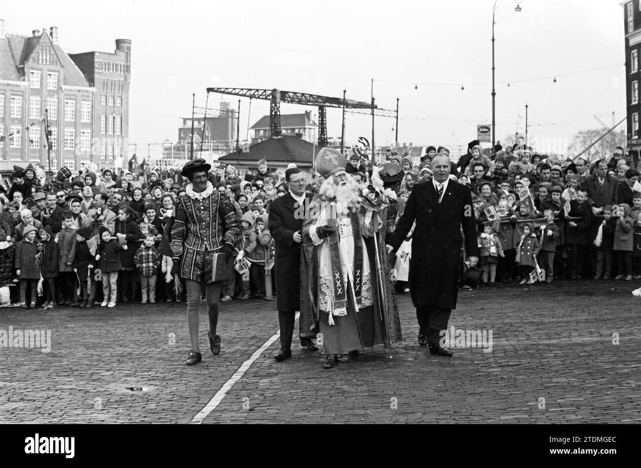 Ankunft von Sinterklaas in Amsterdam in der Kirche Sint Nicolaas und Begrüßung durch den stellvertretenden Bürgermeister A. de Roos. St. Nicholas., Amsterdam, Prins Hendrikkade, Niederlande, 19-11-1960, Whizgle News aus der Vergangenheit, zugeschnitten auf die Zukunft. Erkunden Sie historische Geschichten, das Image der niederländischen Agentur aus einer modernen Perspektive, die die Lücke zwischen den Ereignissen von gestern und den Erkenntnissen von morgen überbrückt. Eine zeitlose Reise, die die Geschichten prägt, die unsere Zukunft prägen Stockfoto