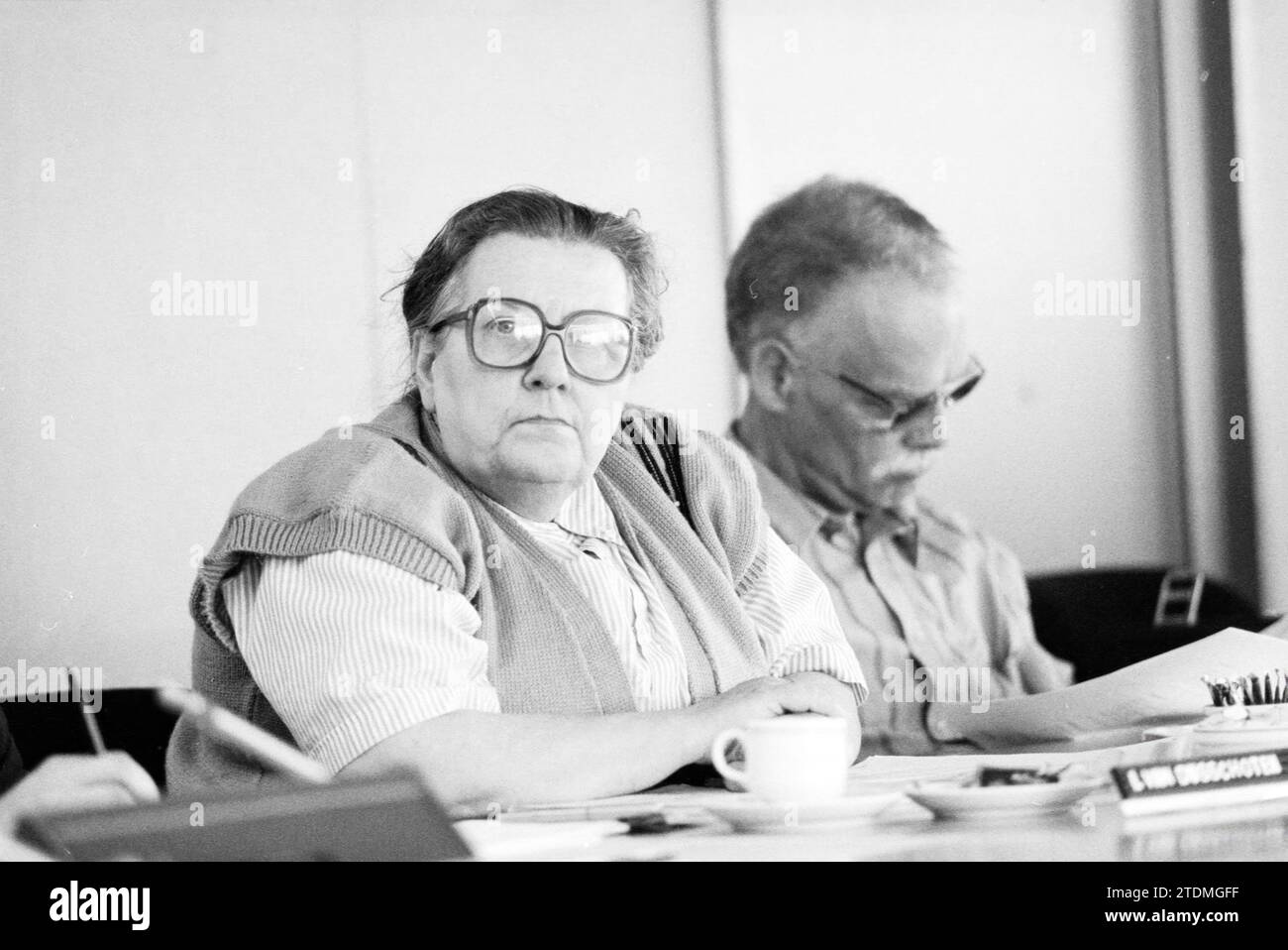 C.O.R. FNV Meeting, Whizgle News aus der Vergangenheit, zugeschnitten auf die Zukunft. Erkunden Sie historische Geschichten, das Image der niederländischen Agentur aus einer modernen Perspektive, die die Lücke zwischen den Ereignissen von gestern und den Erkenntnissen von morgen überbrückt. Eine zeitlose Reise, die die Geschichten prägt, die unsere Zukunft prägen Stockfoto