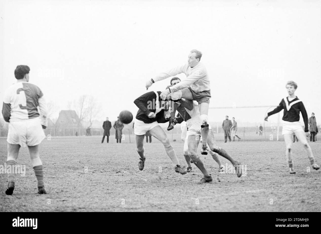 Auf halbem Weg - D.S.O.V., Fußball, 28.02.1965, Whizgle News from the Past, Zukunftszubehör. Erkunden Sie historische Geschichten, das Image der niederländischen Agentur aus einer modernen Perspektive, die die Lücke zwischen den Ereignissen von gestern und den Erkenntnissen von morgen überbrückt. Eine zeitlose Reise, die die Geschichten prägt, die unsere Zukunft prägen Stockfoto